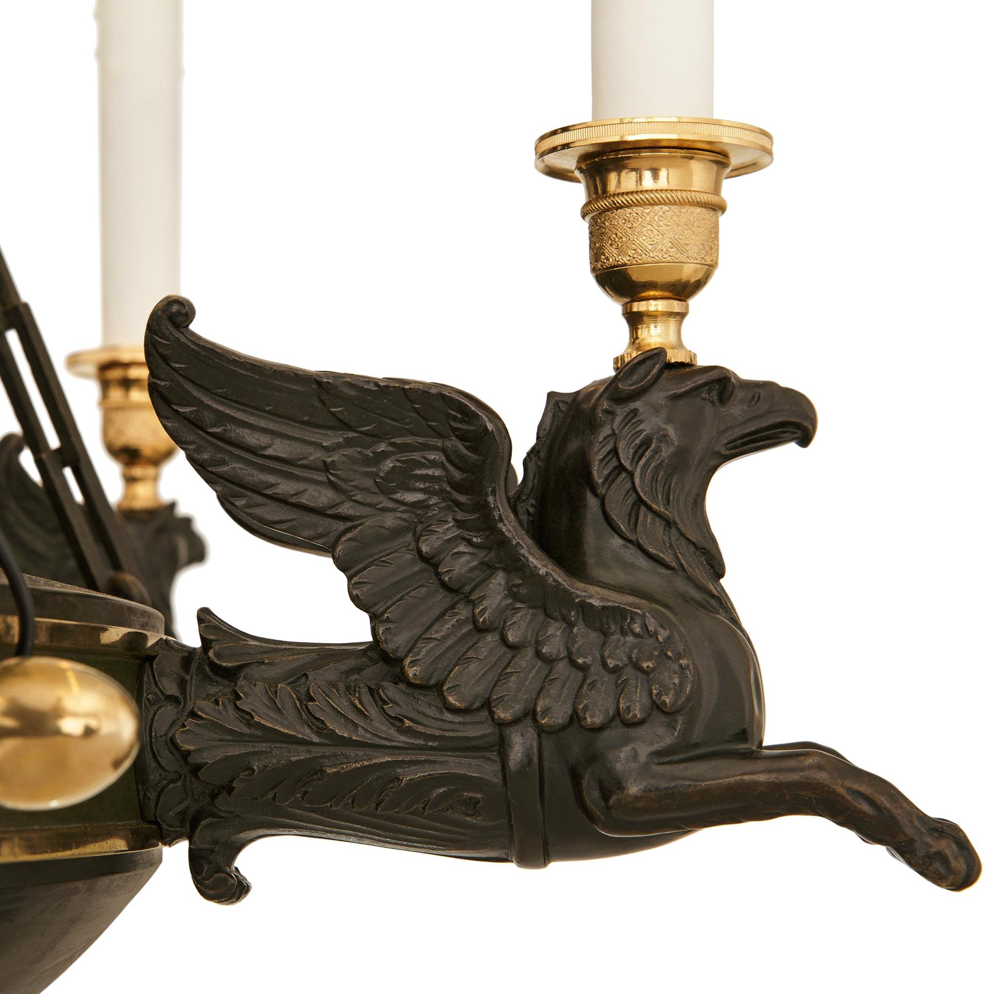 Lampadario francese dell'inizio del XIX secolo del periodo della Restaurazione in ormolu e bronzo in vendita 1