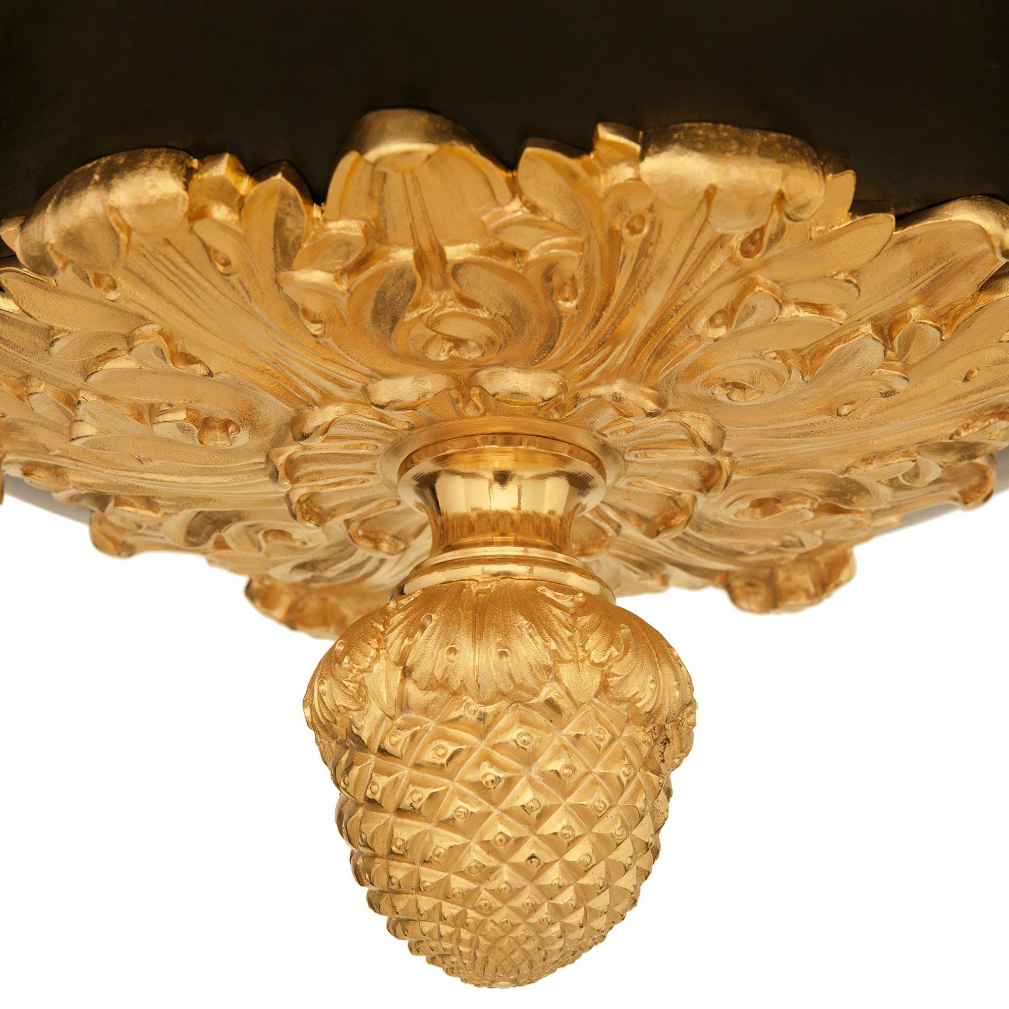 Lampadario francese dell'inizio del XIX secolo del periodo della Restaurazione in ormolu e bronzo in vendita 2