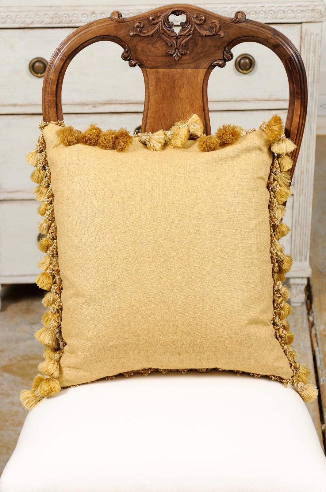 Coussin en tapisserie d'Aubusson en soie et angora du début du XIXe siècle avec buste en vente 5