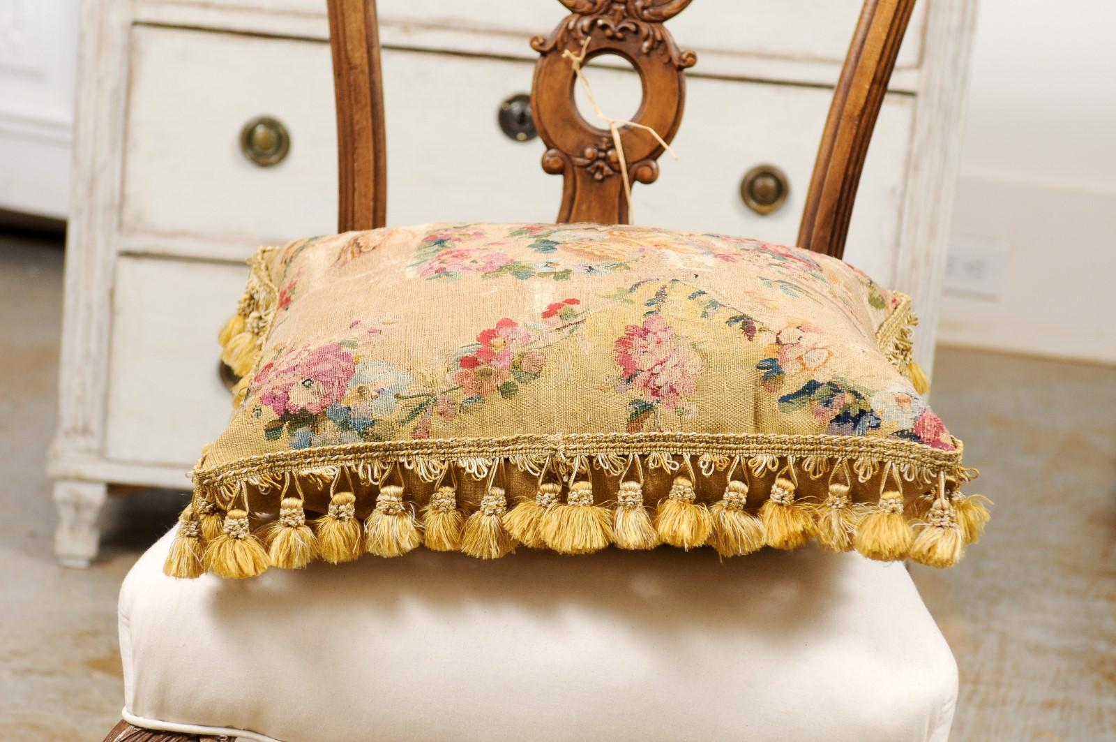 Coussin en tapisserie d'Aubusson en soie et angora du début du XIXe siècle avec buste en vente 6