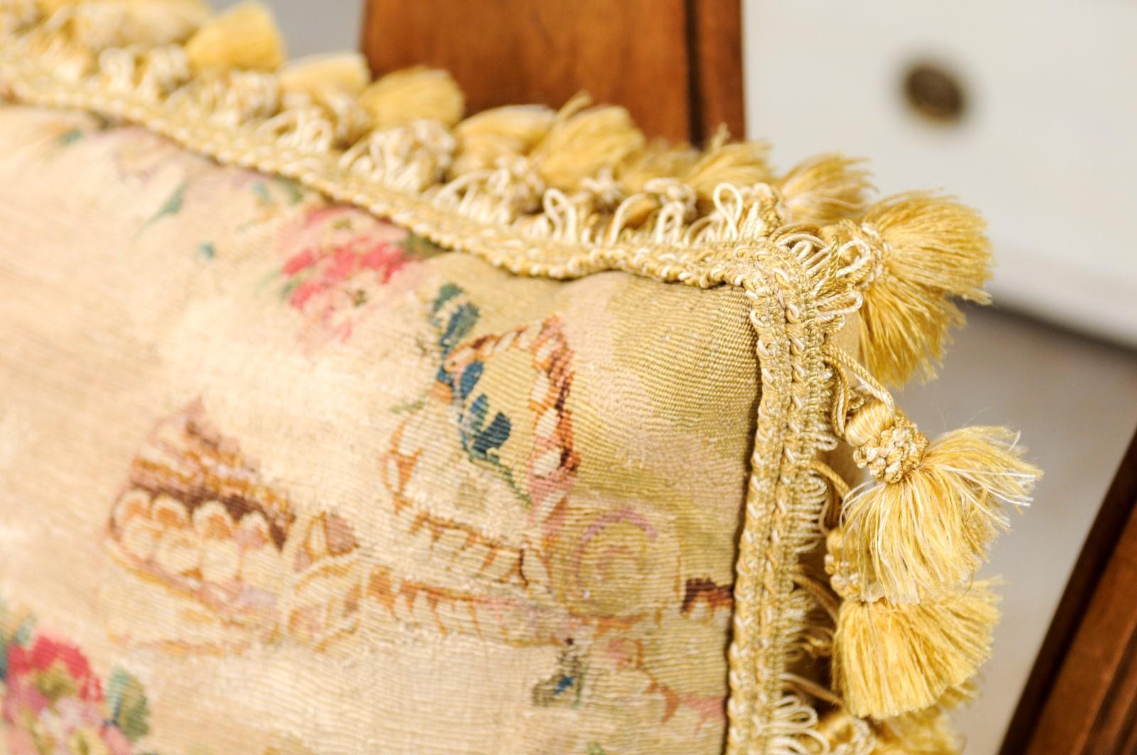 Coussin en tapisserie d'Aubusson en soie et angora du début du XIXe siècle avec buste en vente 7