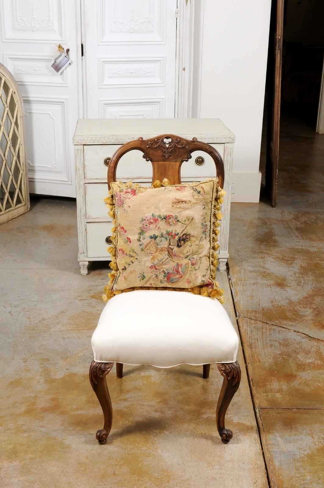 Français Coussin en tapisserie d'Aubusson en soie et angora du début du XIXe siècle avec buste en vente