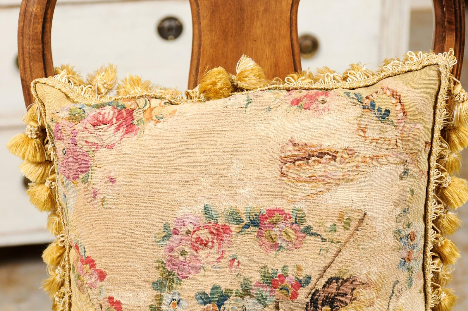 Coussin en tapisserie d'Aubusson en soie et angora du début du XIXe siècle avec buste Bon état - En vente à Atlanta, GA