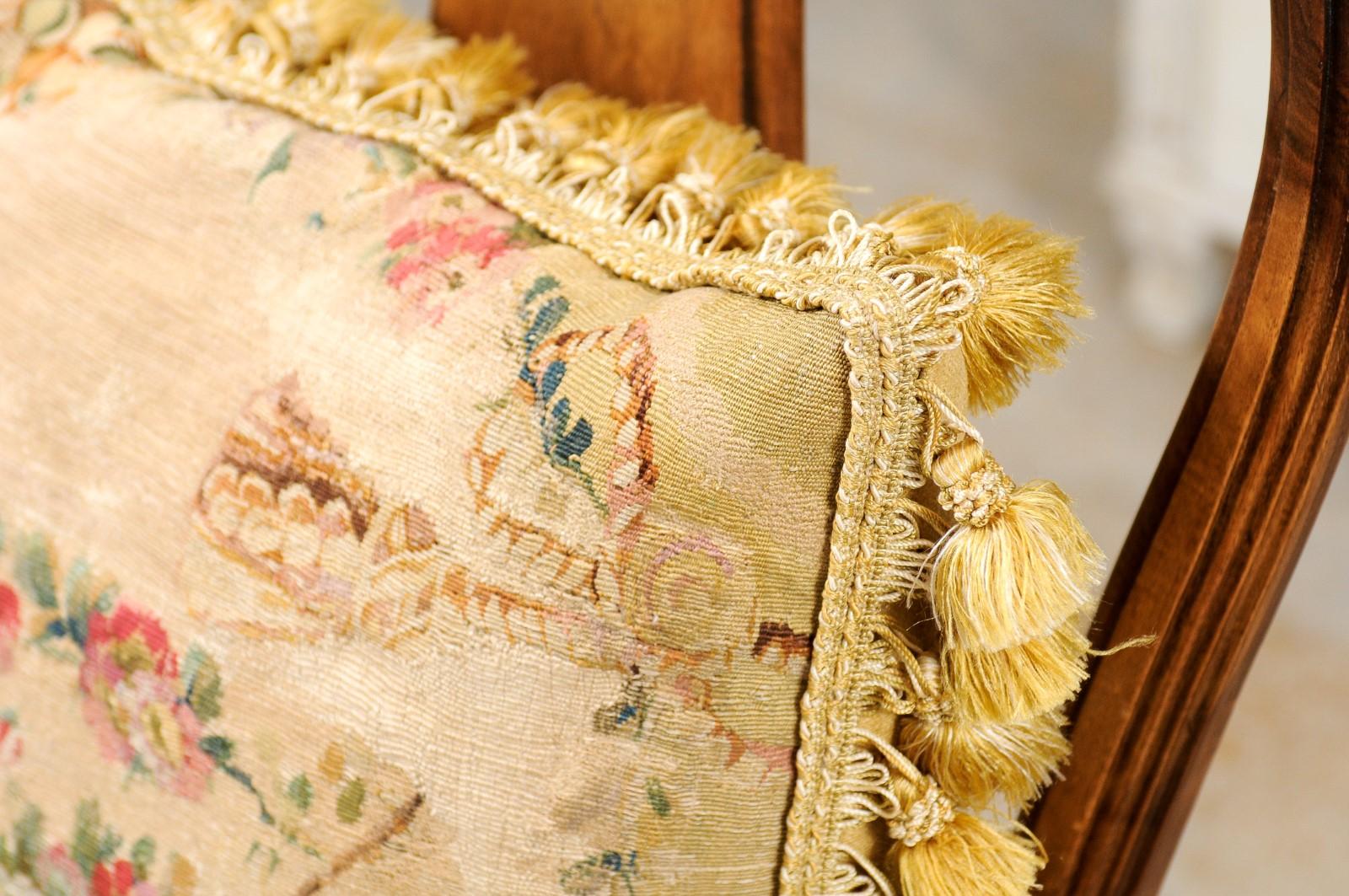 Coussin en tapisserie d'Aubusson en soie et angora du début du XIXe siècle avec buste en vente 2