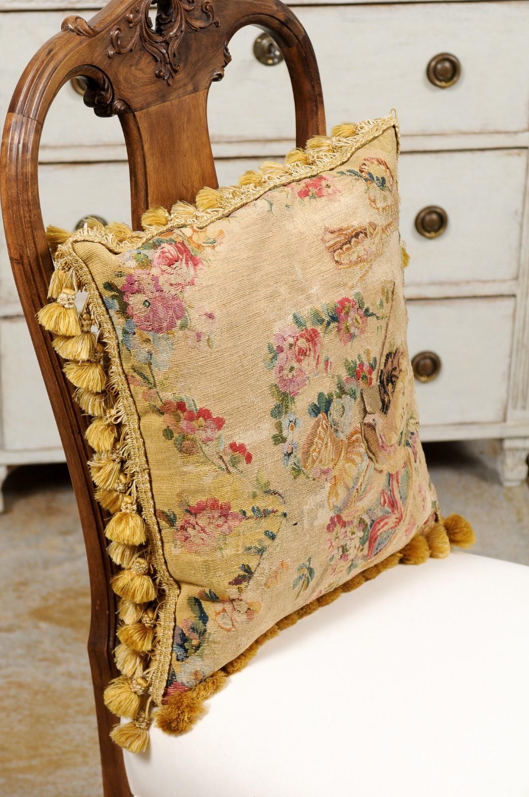 Coussin en tapisserie d'Aubusson en soie et angora du début du XIXe siècle avec buste en vente 3