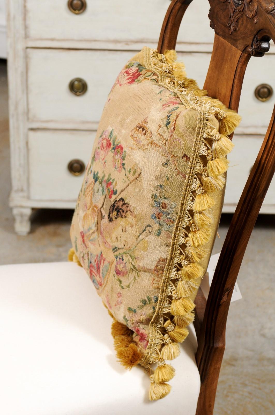 Coussin en tapisserie d'Aubusson en soie et angora du début du XIXe siècle avec buste en vente 4
