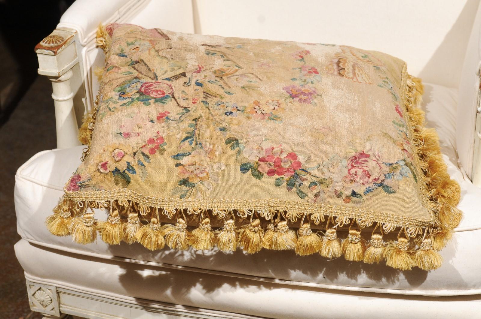 Cuscino ad arazzo in seta e angora Aubusson francese del primo Ottocento con fiori in vendita 3