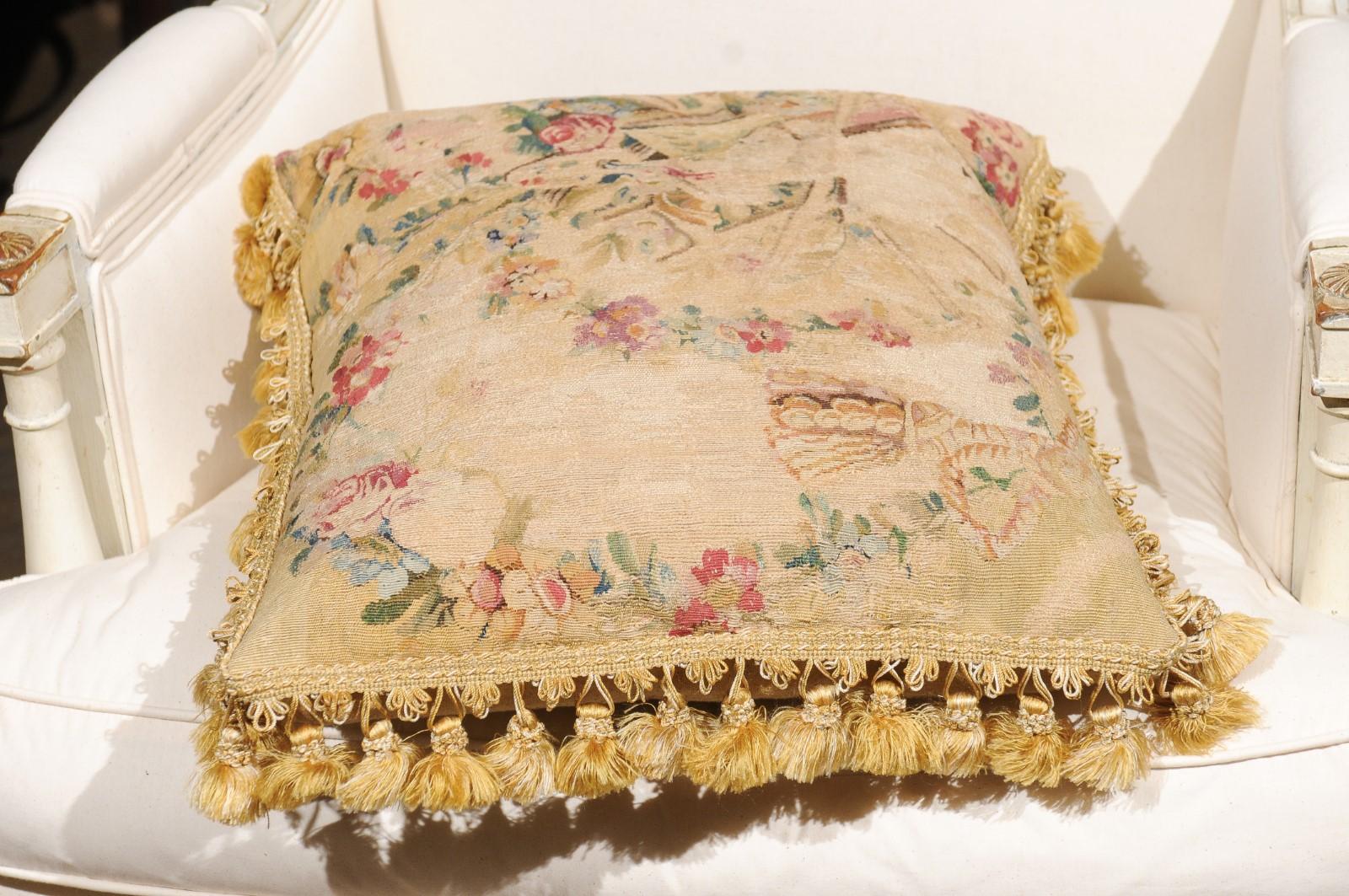 Cuscino ad arazzo in seta e angora Aubusson francese del primo Ottocento con fiori in vendita 4