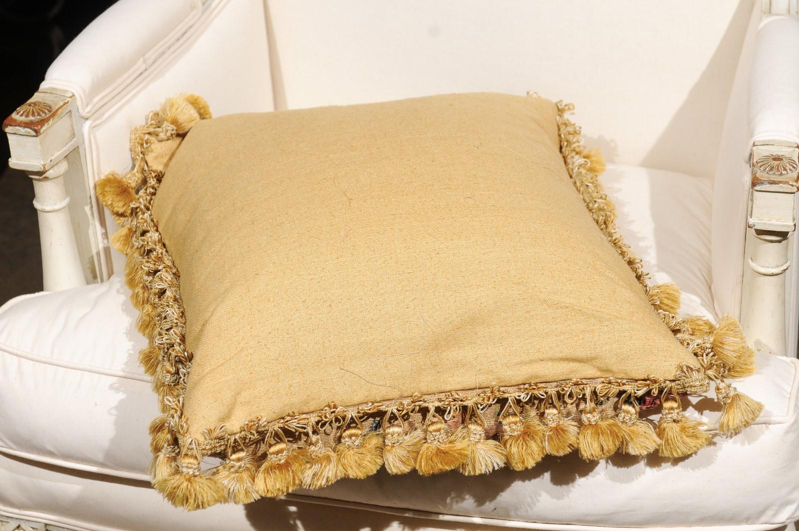 Cuscino ad arazzo in seta e angora Aubusson francese del primo Ottocento con fiori in vendita 5