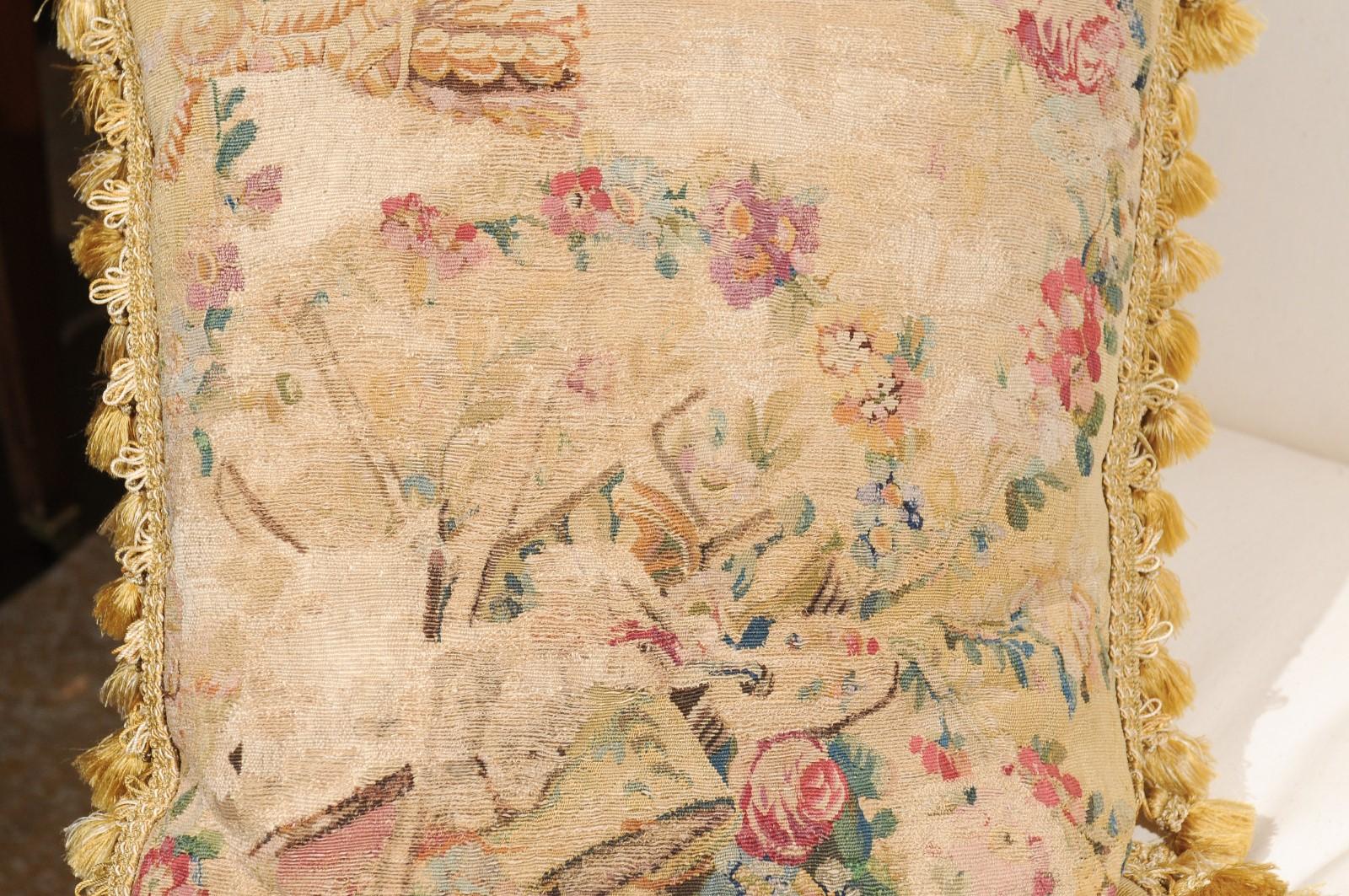 Cuscino ad arazzo in seta e angora Aubusson francese del primo Ottocento con fiori in vendita 6