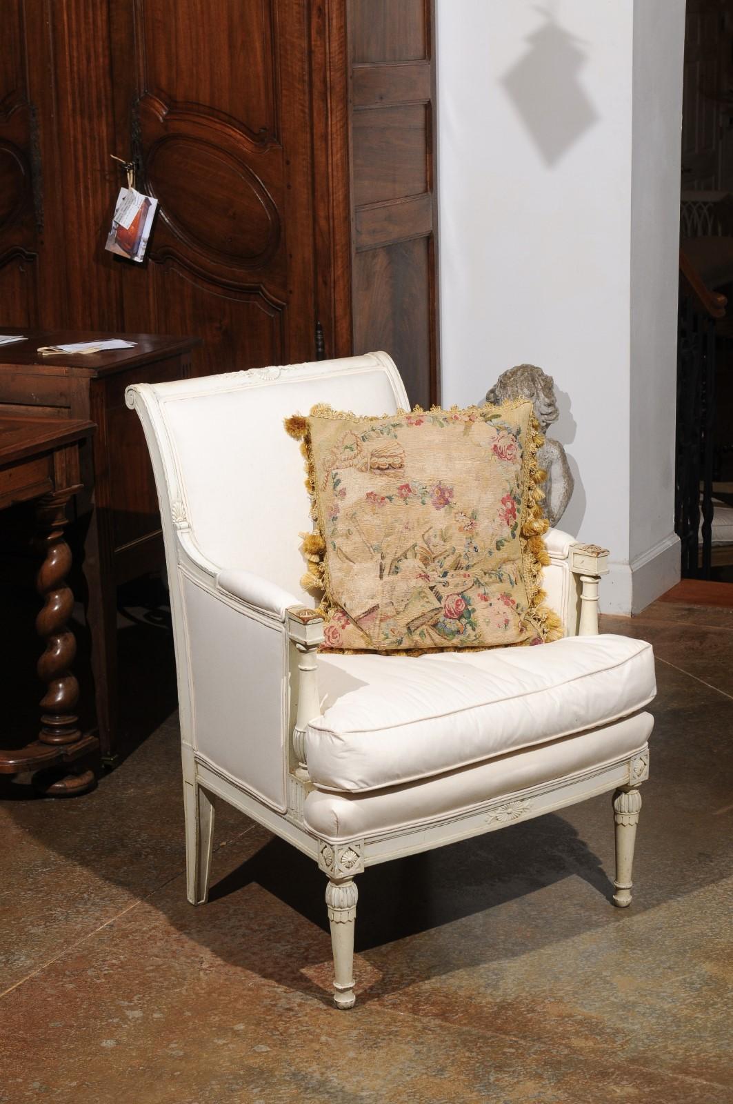 Cuscino francese in seta e angora ricavato da un arazzo di Aubusson dell'inizio del XIX secolo, con decorazioni floreali e Allegoria delle Arti Liberali. Realizzato a partire da un arazzo creato nei primi anni del XIX secolo nella Aubusson