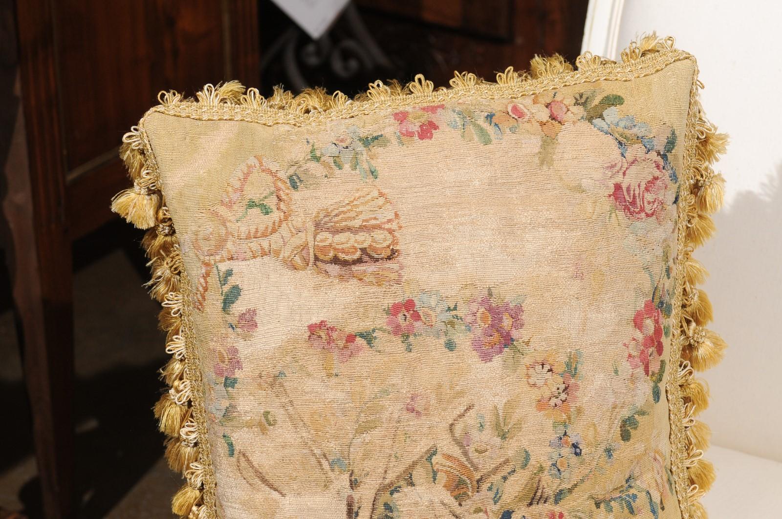 Francese Cuscino ad arazzo in seta e angora Aubusson francese del primo Ottocento con fiori in vendita