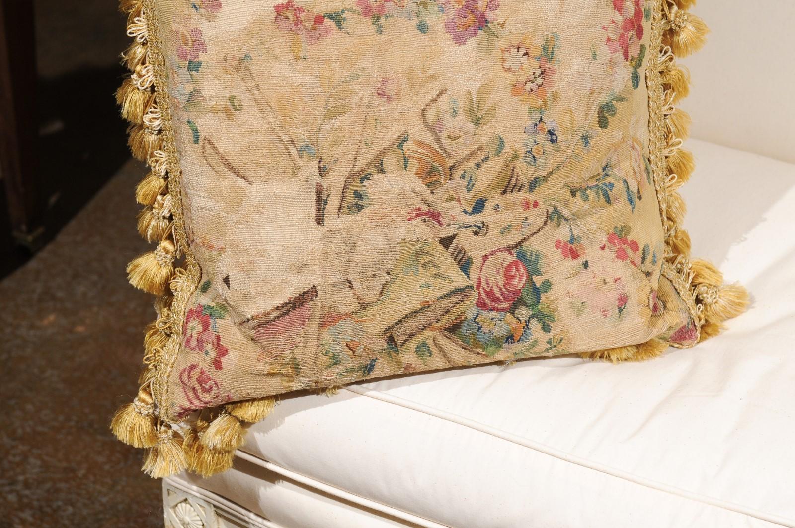 Tessuto Cuscino ad arazzo in seta e angora Aubusson francese del primo Ottocento con fiori in vendita