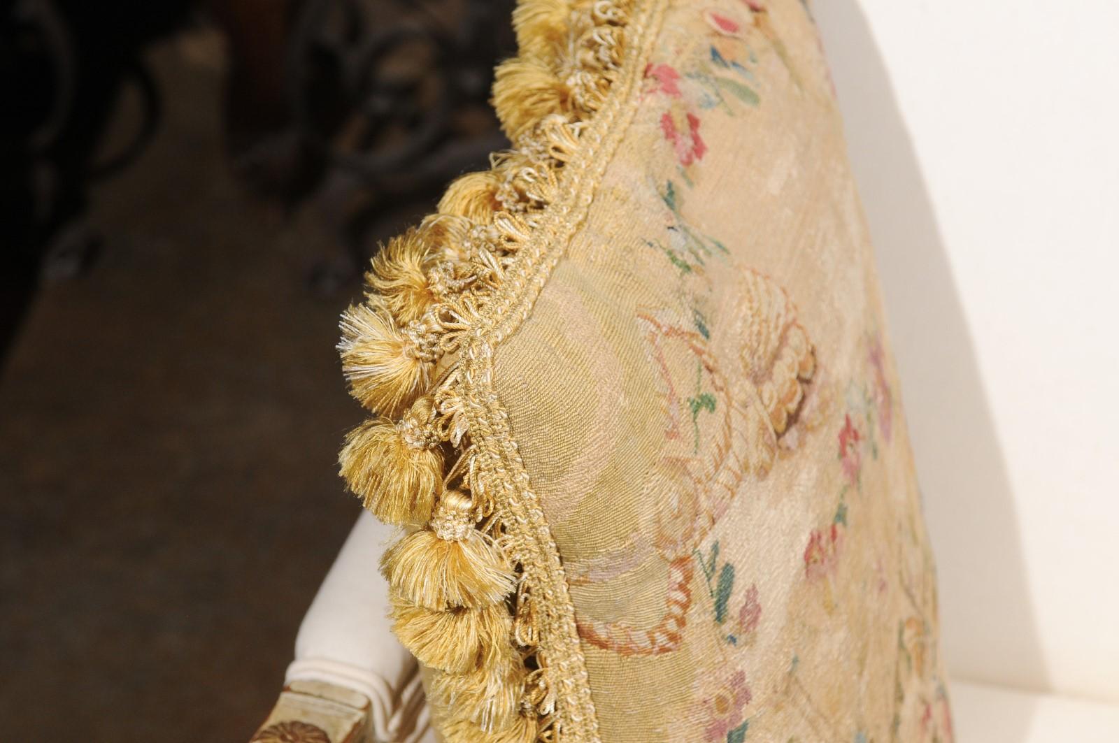 Cuscino ad arazzo in seta e angora Aubusson francese del primo Ottocento con fiori In condizioni buone in vendita a Atlanta, GA