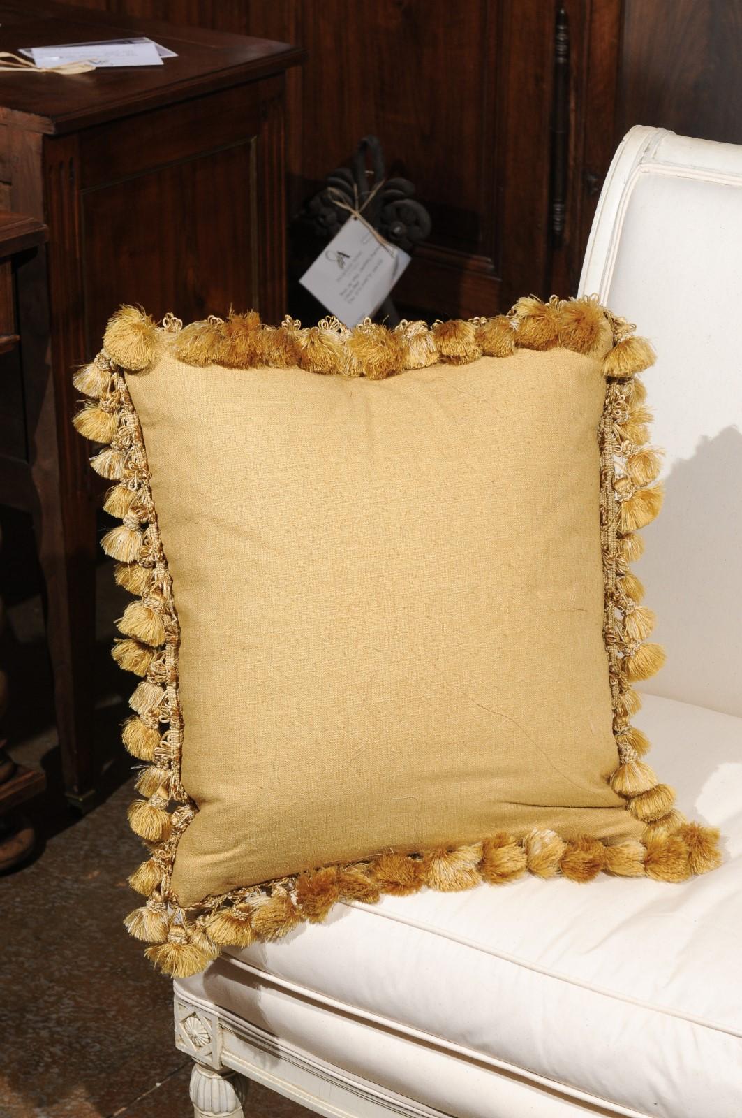 XIX secolo Cuscino ad arazzo in seta e angora Aubusson francese del primo Ottocento con fiori in vendita