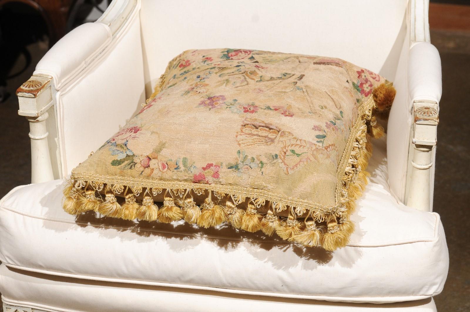 Angora Cuscino ad arazzo in seta e angora Aubusson francese del primo Ottocento con fiori in vendita