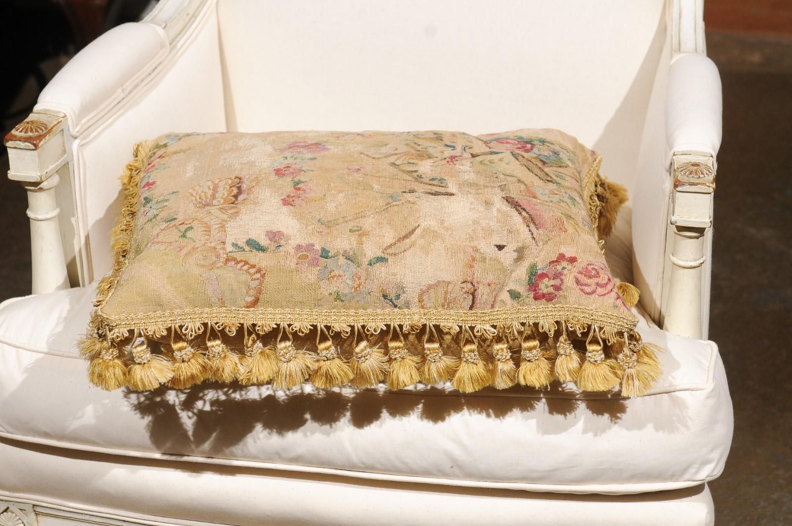 Cuscino ad arazzo in seta e angora Aubusson francese del primo Ottocento con fiori in vendita 1