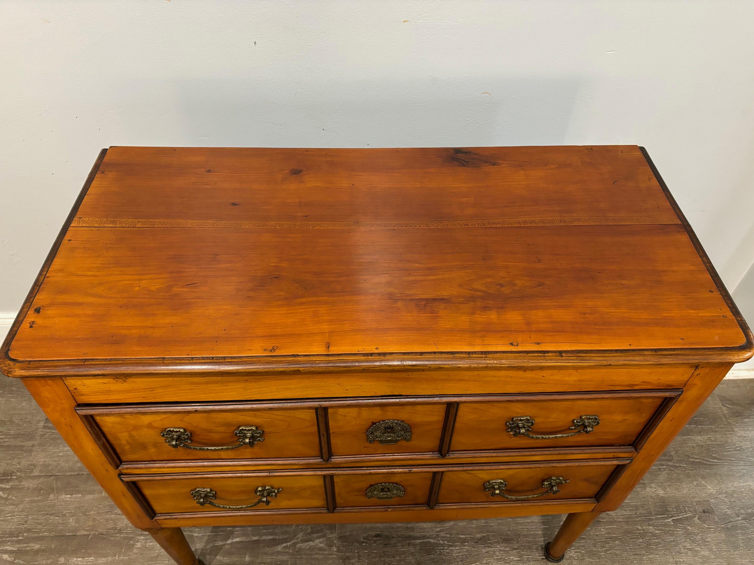 French Early 19th Century Small Commode In Good Condition In Stockbridge, GA
