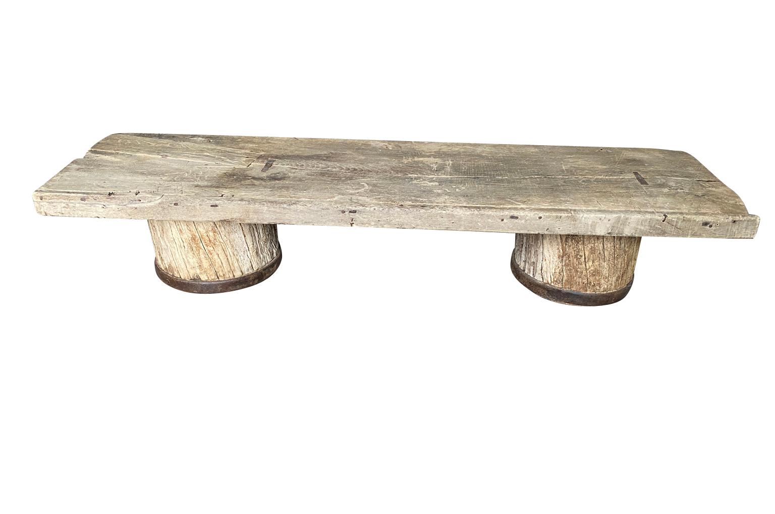 Ein sensationeller Table Basse - Couchtisch aus dem 18. Jahrhundert in Südfrankreich.  Wunderbar konstruiert aus einem schön patinierten Massivholzplateau und aus Säulen geschnittenen Beinen aus natürlich gewaschener Eiche mit Eisenbeschlägen.  Ein