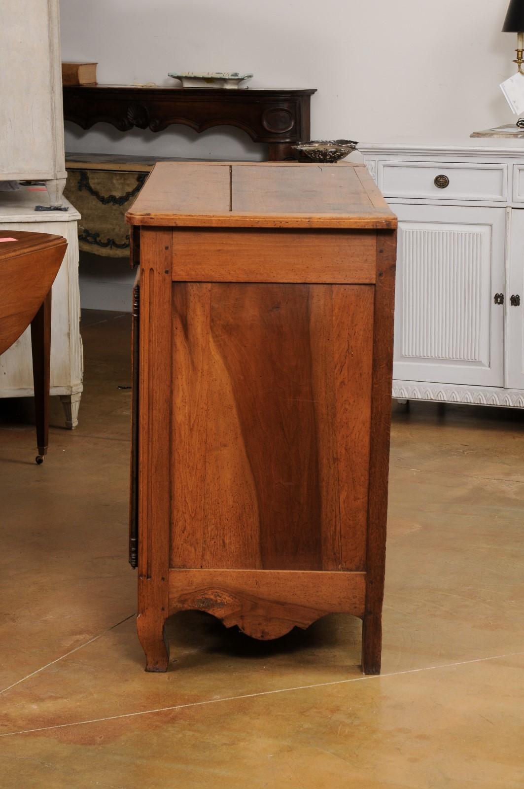 French Early 19th Century Transition Style Walnut Buffet with Doors and Drawers For Sale 5