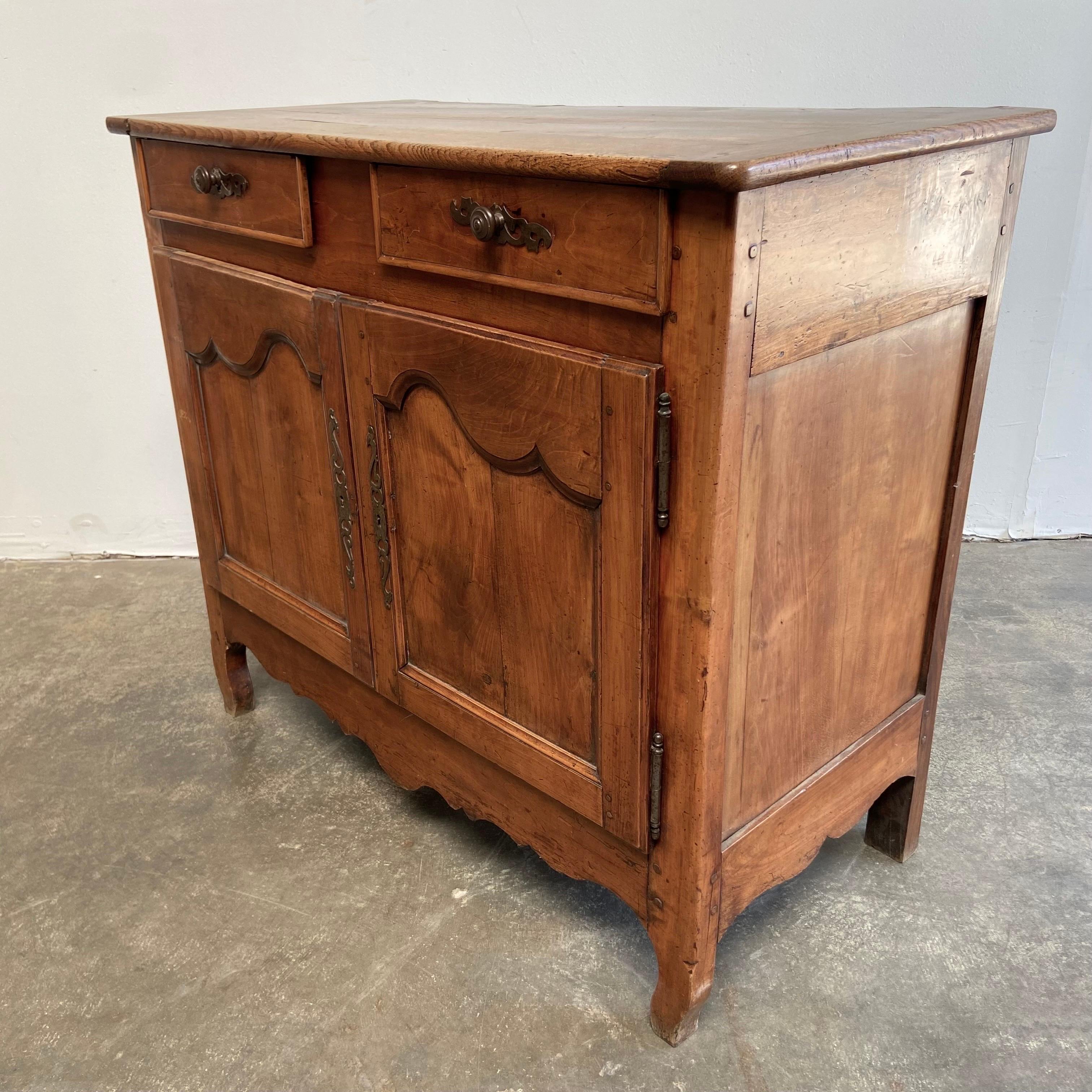 French Early 19th Century Transition Style Walnut Buffet with Doors and Drawers For Sale 12