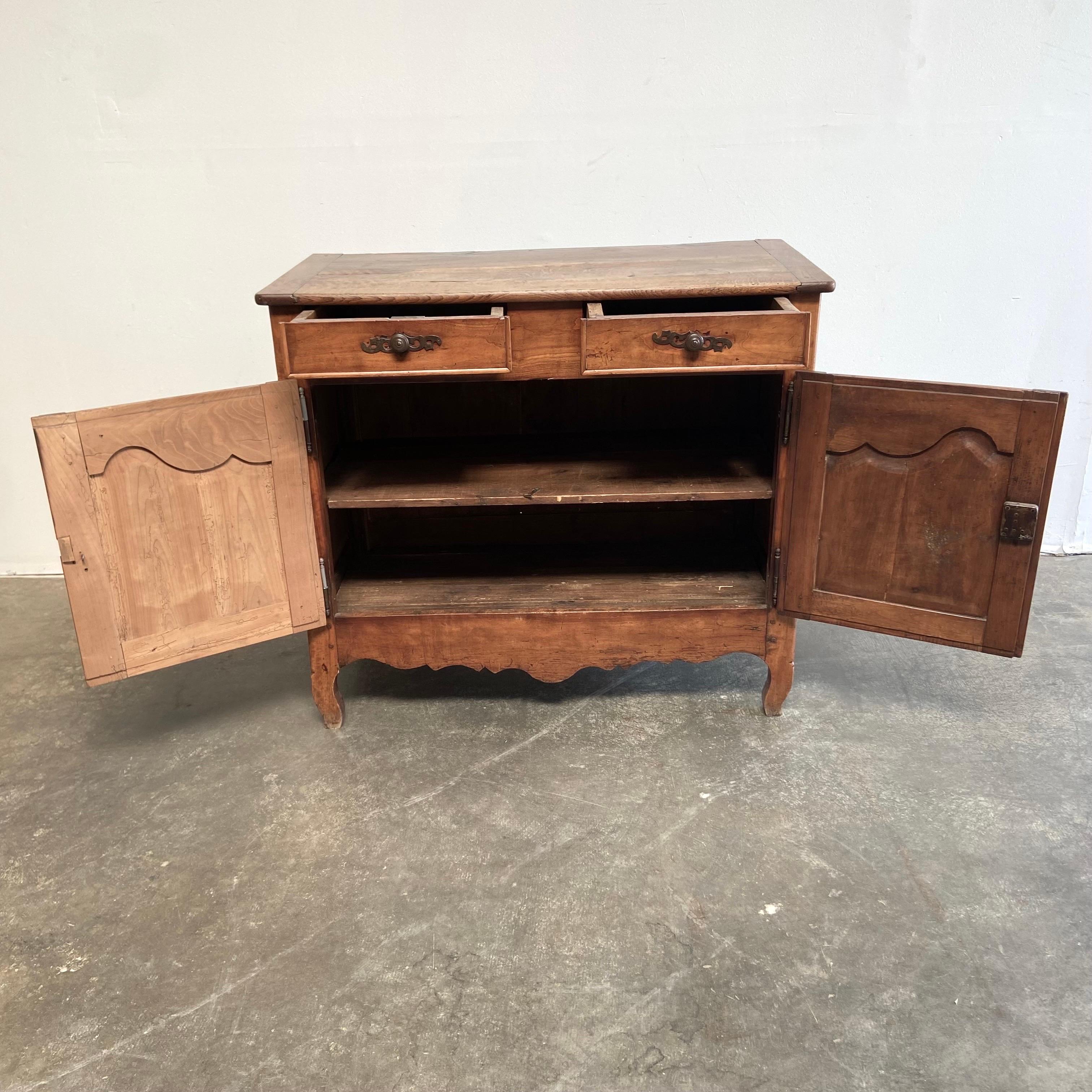 French Early 19th Century Transition Style Walnut Buffet with Doors and Drawers In Good Condition For Sale In Brea, CA