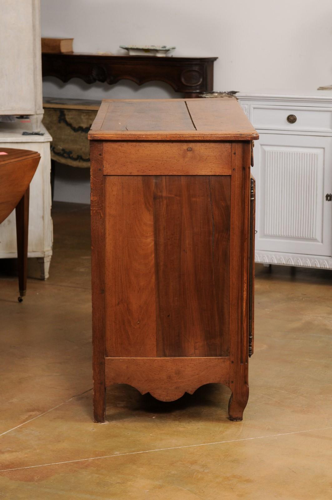 French Early 19th Century Transition Style Walnut Buffet with Doors and Drawers For Sale 1