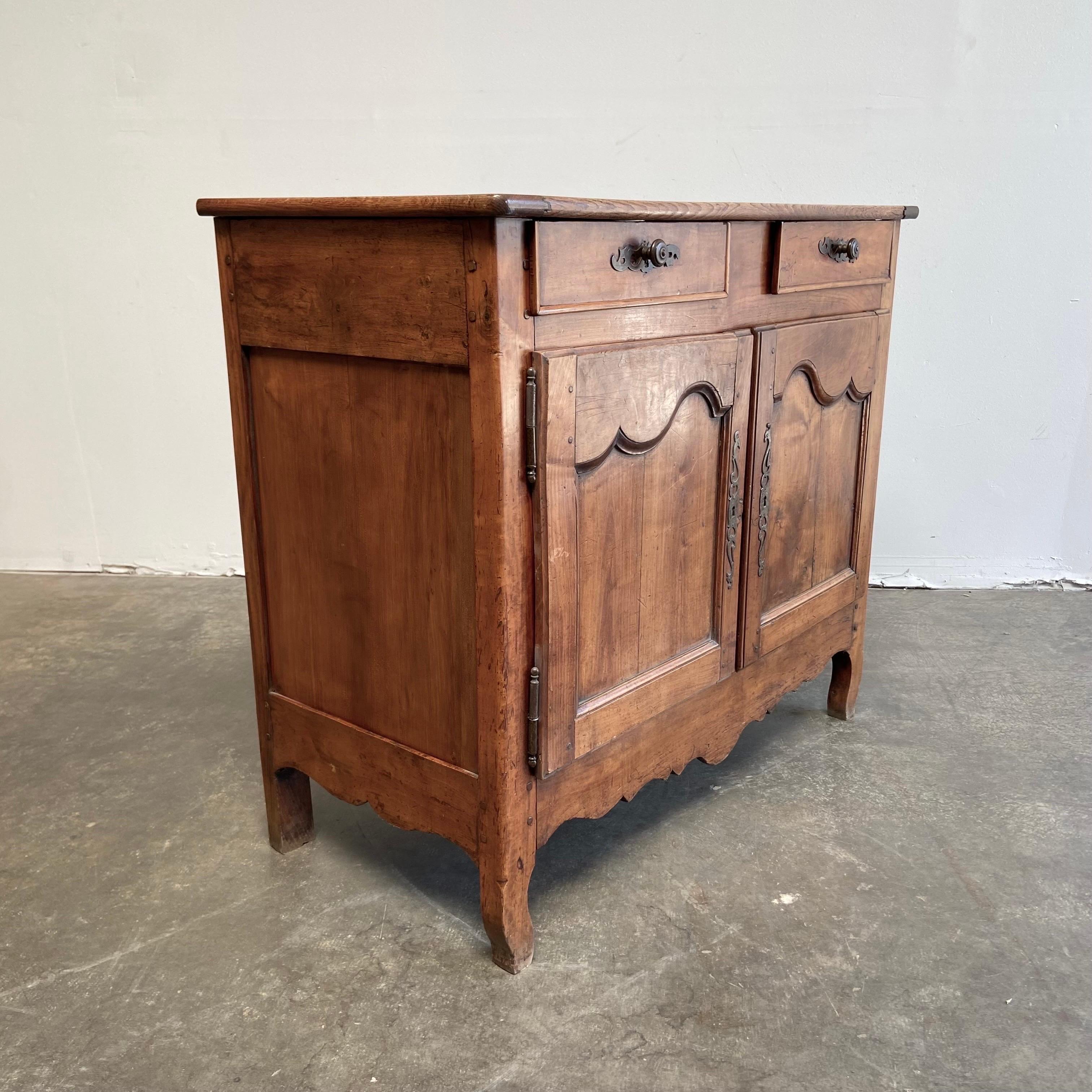 French Early 19th Century Transition Style Walnut Buffet with Doors and Drawers For Sale 6