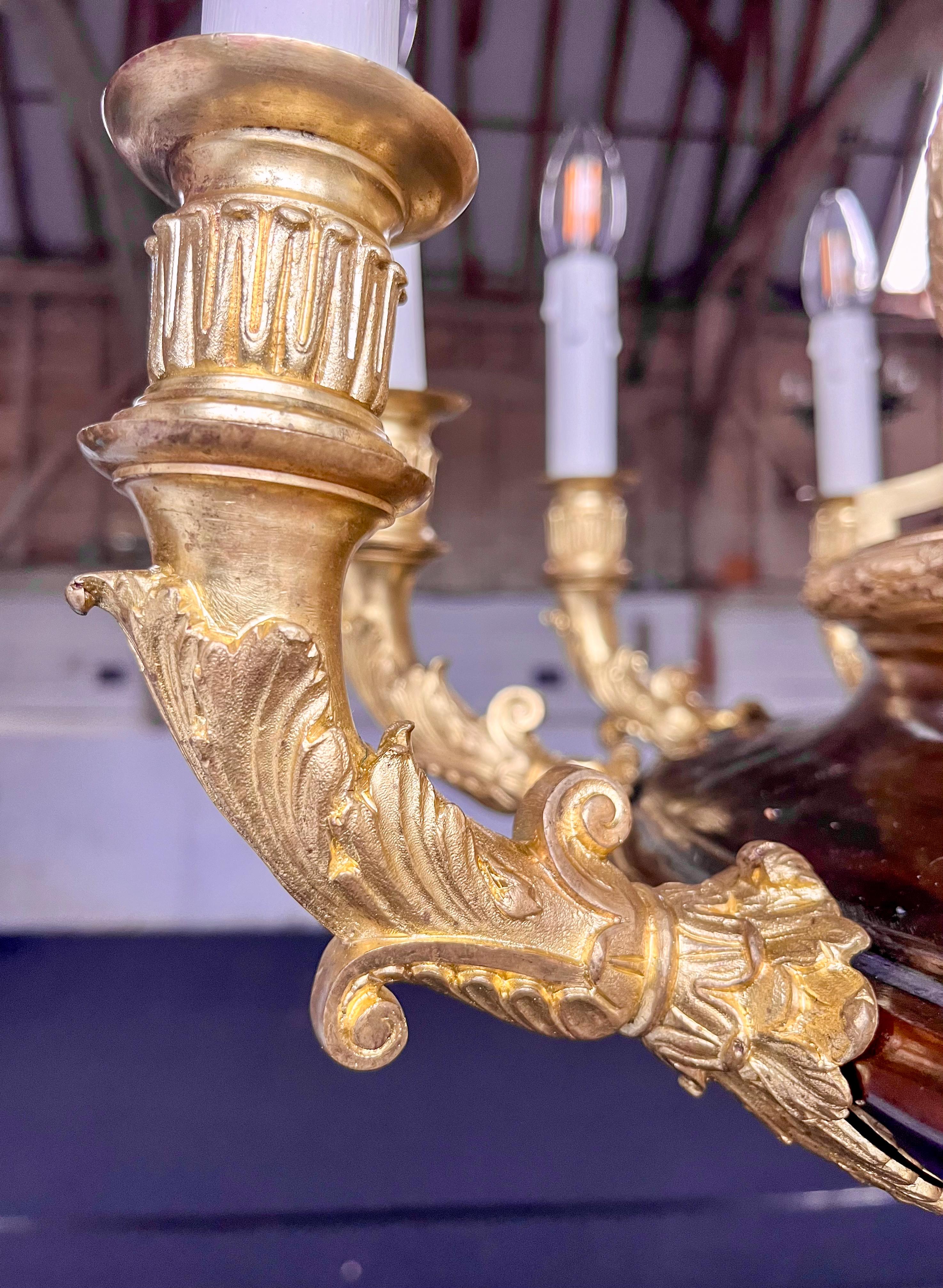  Französischer zwölfflammiger vergoldeter Kronleuchter aus dem frühen 19. Jahrhundert, Thomire zugeschrieben im Angebot 9