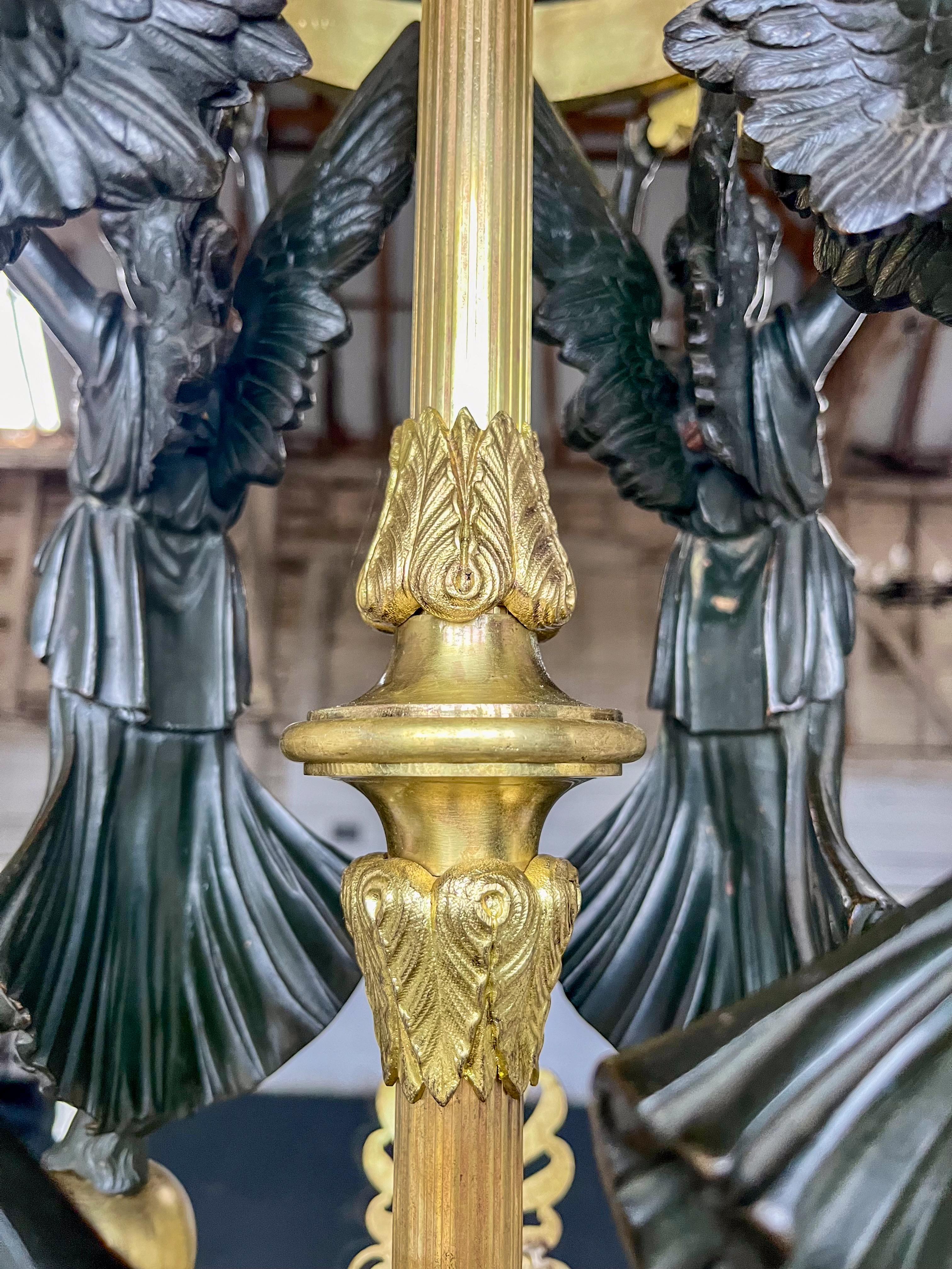  Französischer zwölfflammiger vergoldeter Kronleuchter aus dem frühen 19. Jahrhundert, Thomire zugeschrieben im Angebot 4