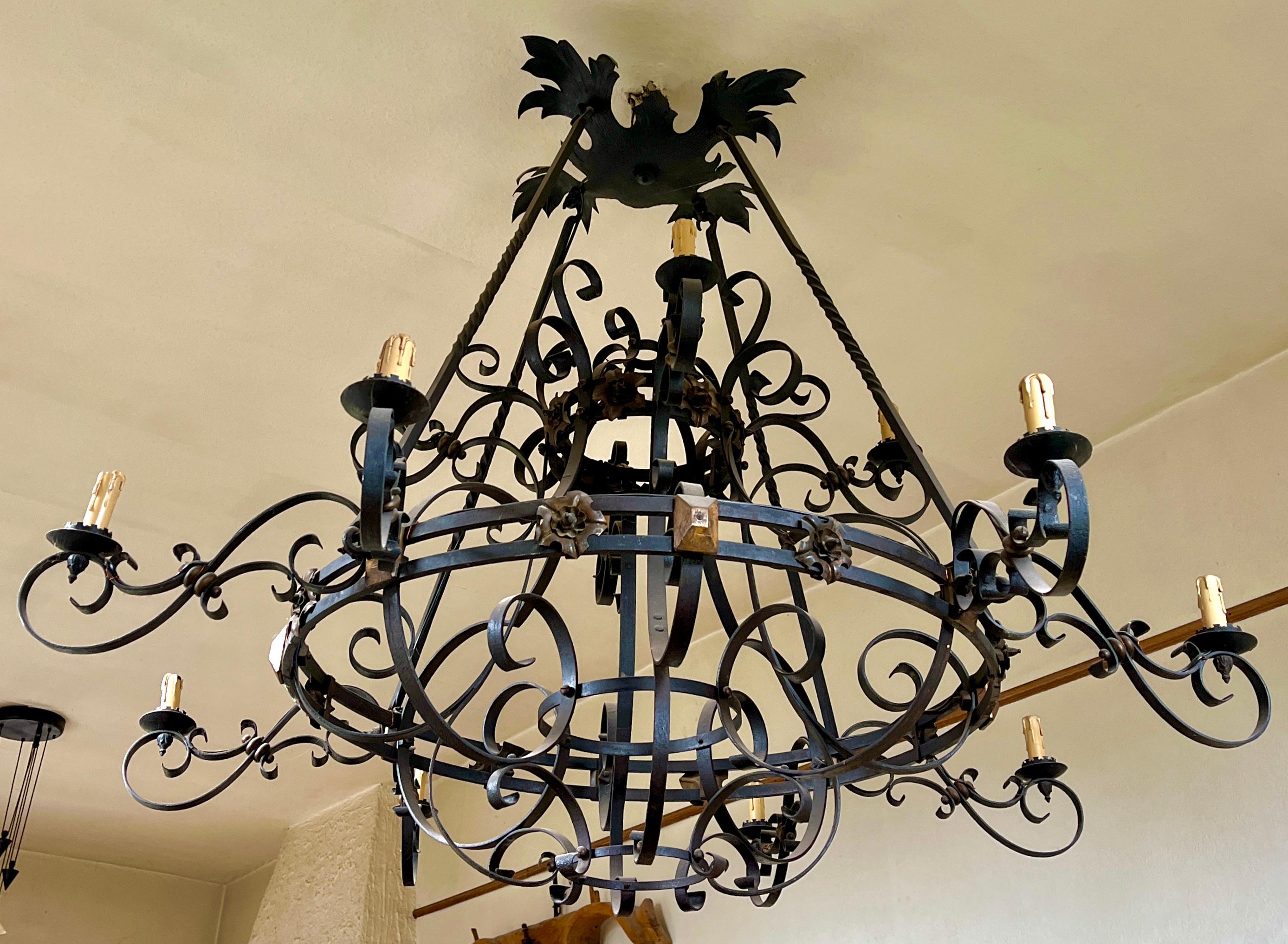 Art Nouveau forget metal chandelier 1900s.
Photography fails to capture the simple elegant illumination provided by this lamp.

In Good condition and provided with 12 fittings E14
Can only be shipped disassembled in connection with the large