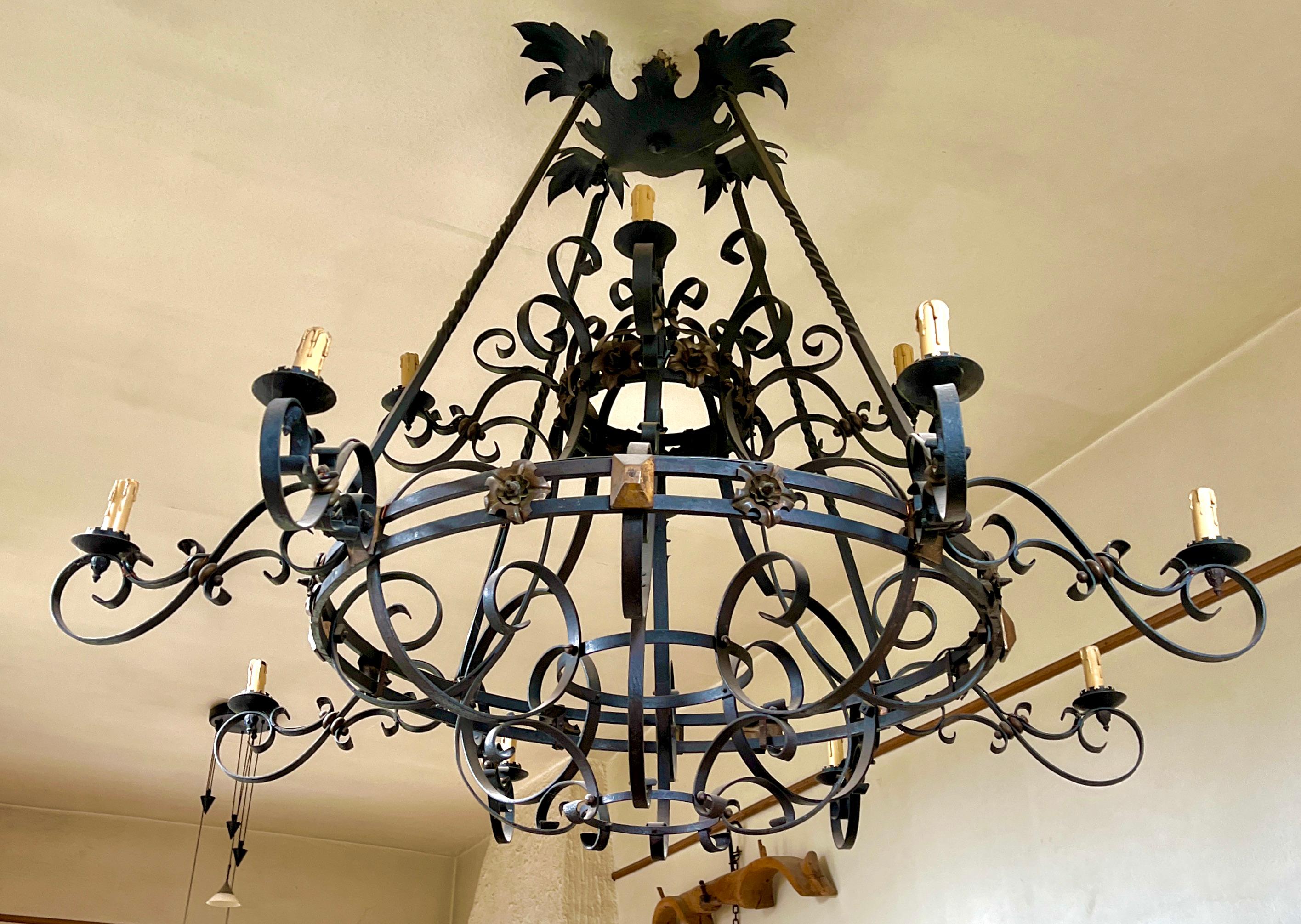 French 19th Century Very Large Wrought Iron Twelve-Light Chandelier In Good Condition For Sale In Verviers, BE