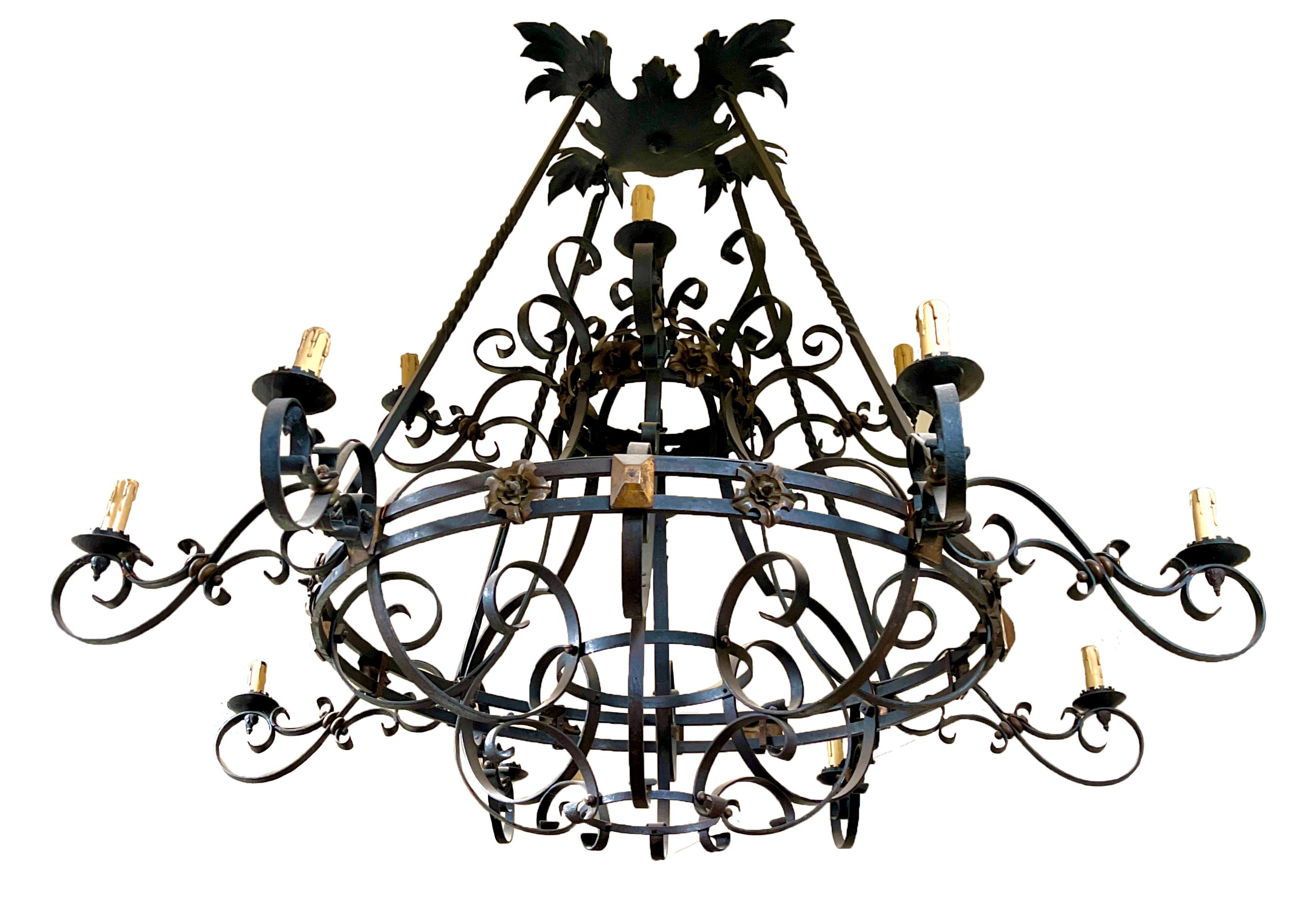 Sehr großer schmiedeeiserner Kronleuchter mit zwölf Leuchten aus dem 19. Jahrhundert (Frühes 20. Jahrhundert) im Angebot