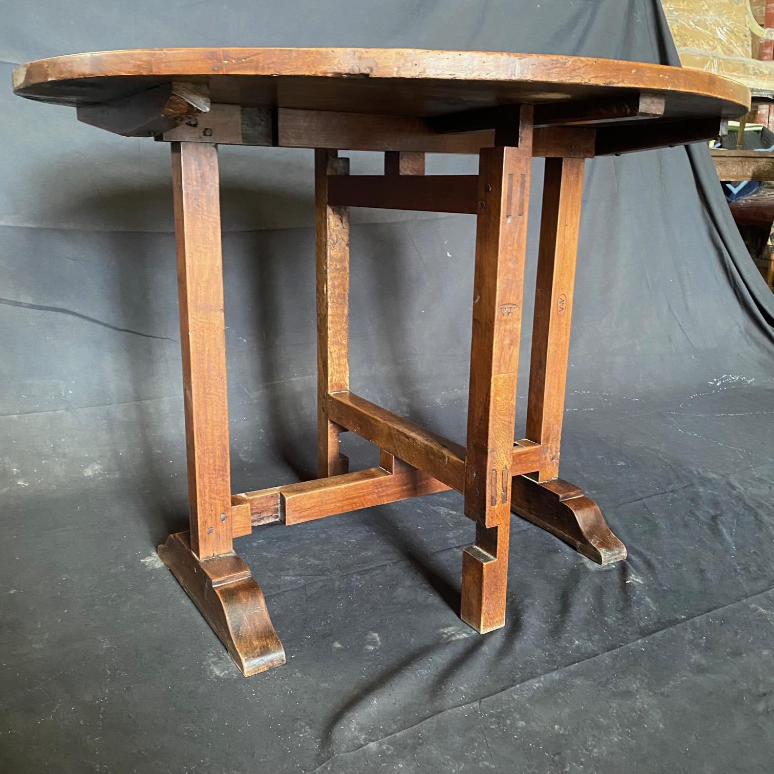  French Early 19th Century Vigneron or Tilt-Top Walnut Wine Tasting Dining Table For Sale 6
