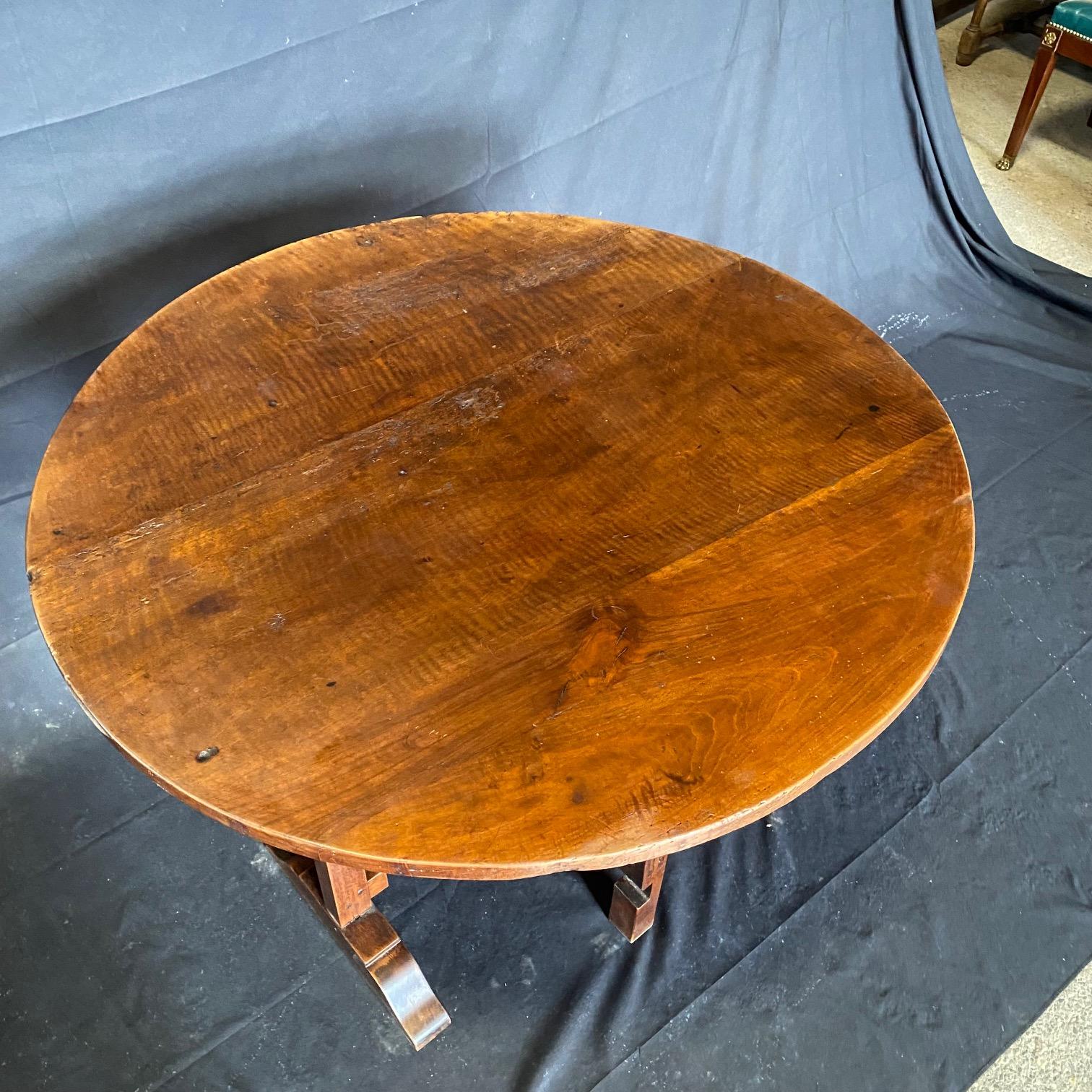  French Early 19th Century Vigneron or Tilt-Top Walnut Wine Tasting Dining Table For Sale 7