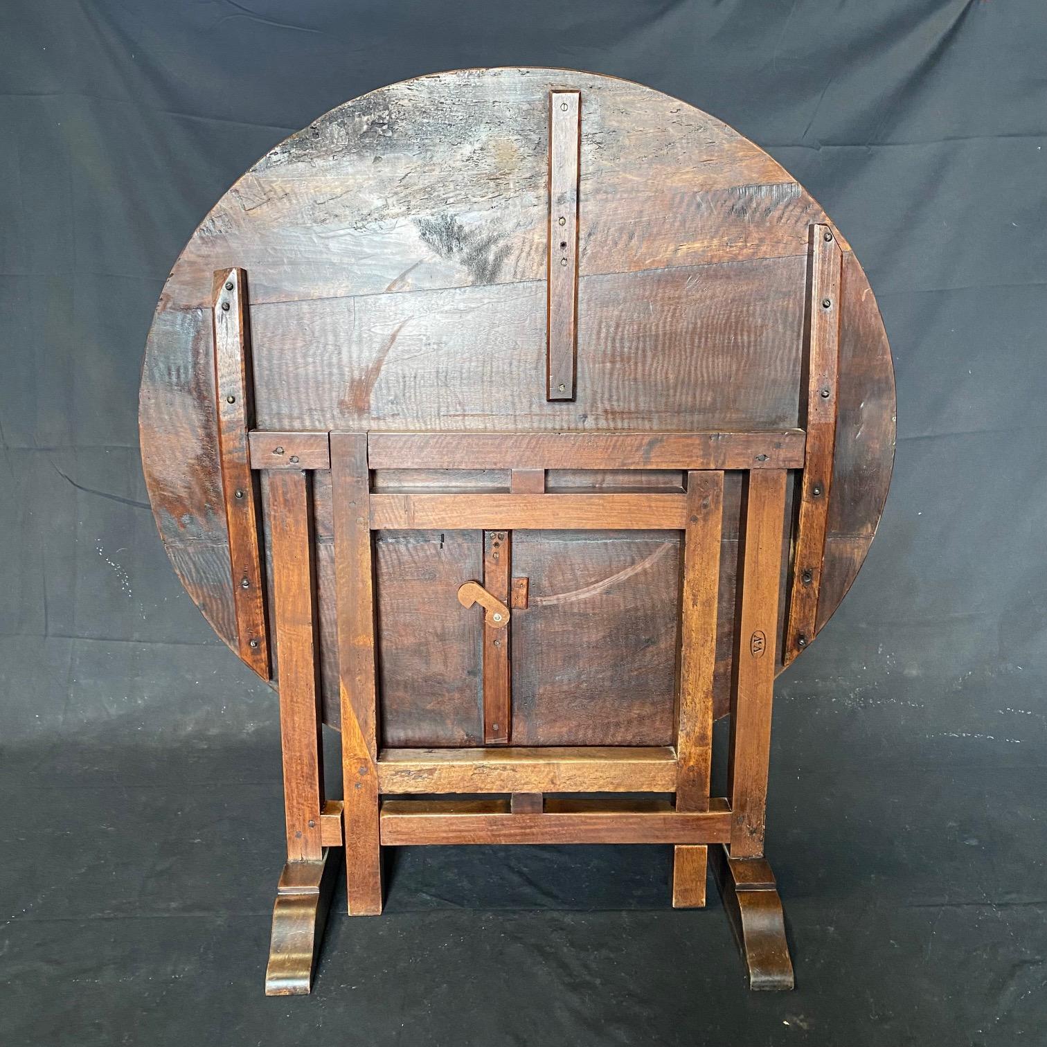  French Early 19th Century Vigneron or Tilt-Top Walnut Wine Tasting Dining Table For Sale 1