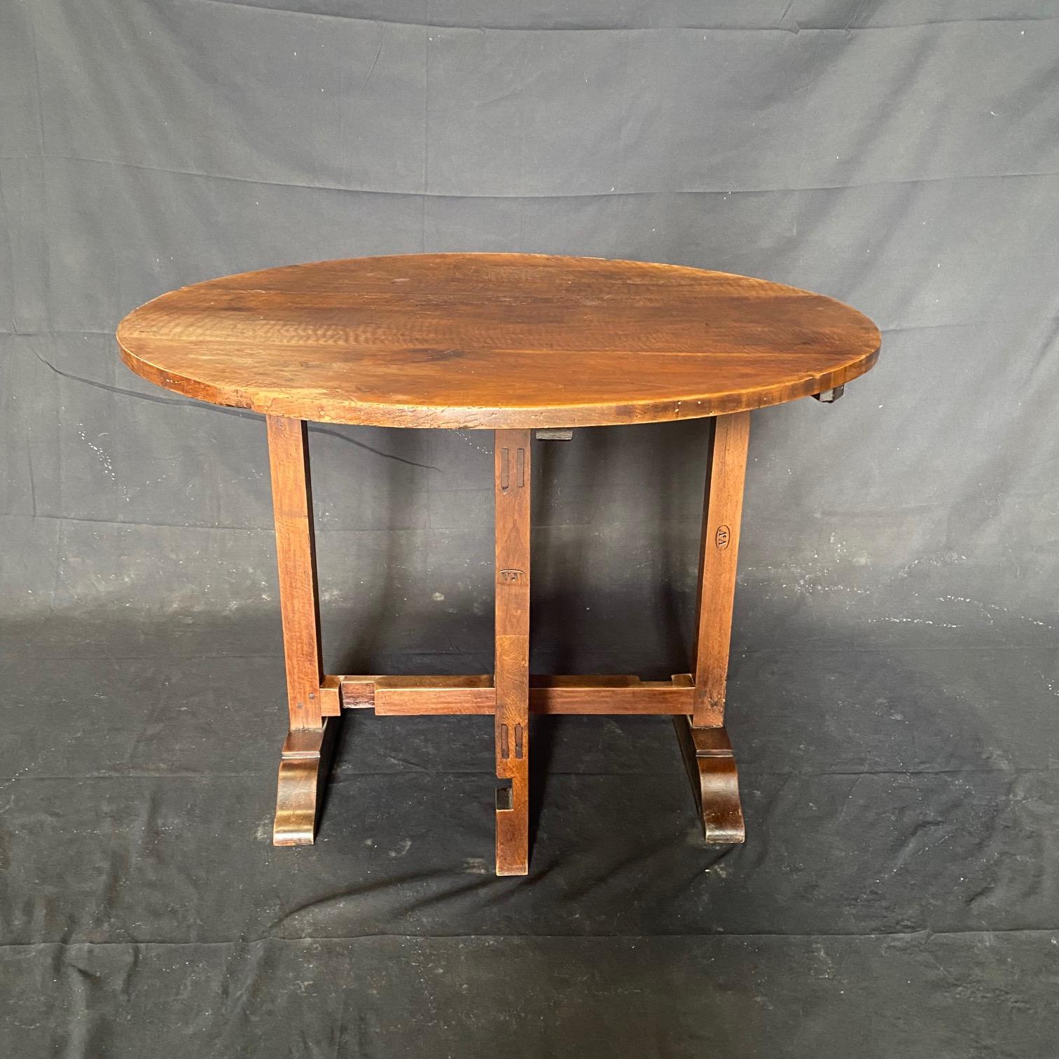  French Early 19th Century Vigneron or Tilt-Top Walnut Wine Tasting Dining Table For Sale 3