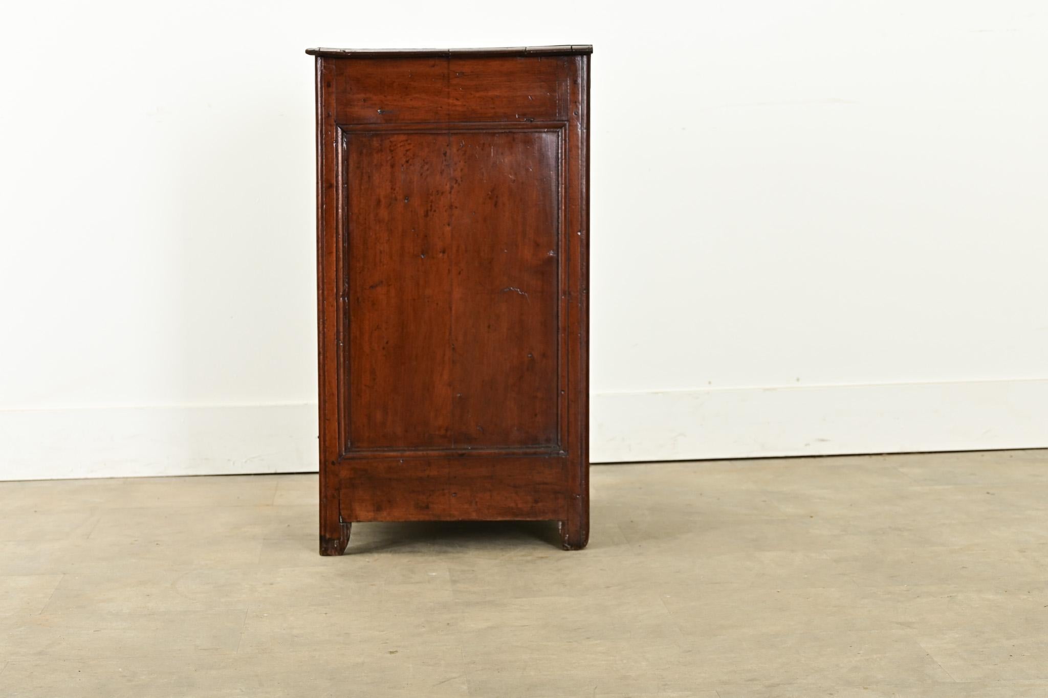 Commode francese in legno di noce dell'inizio del XIX secolo in vendita 3
