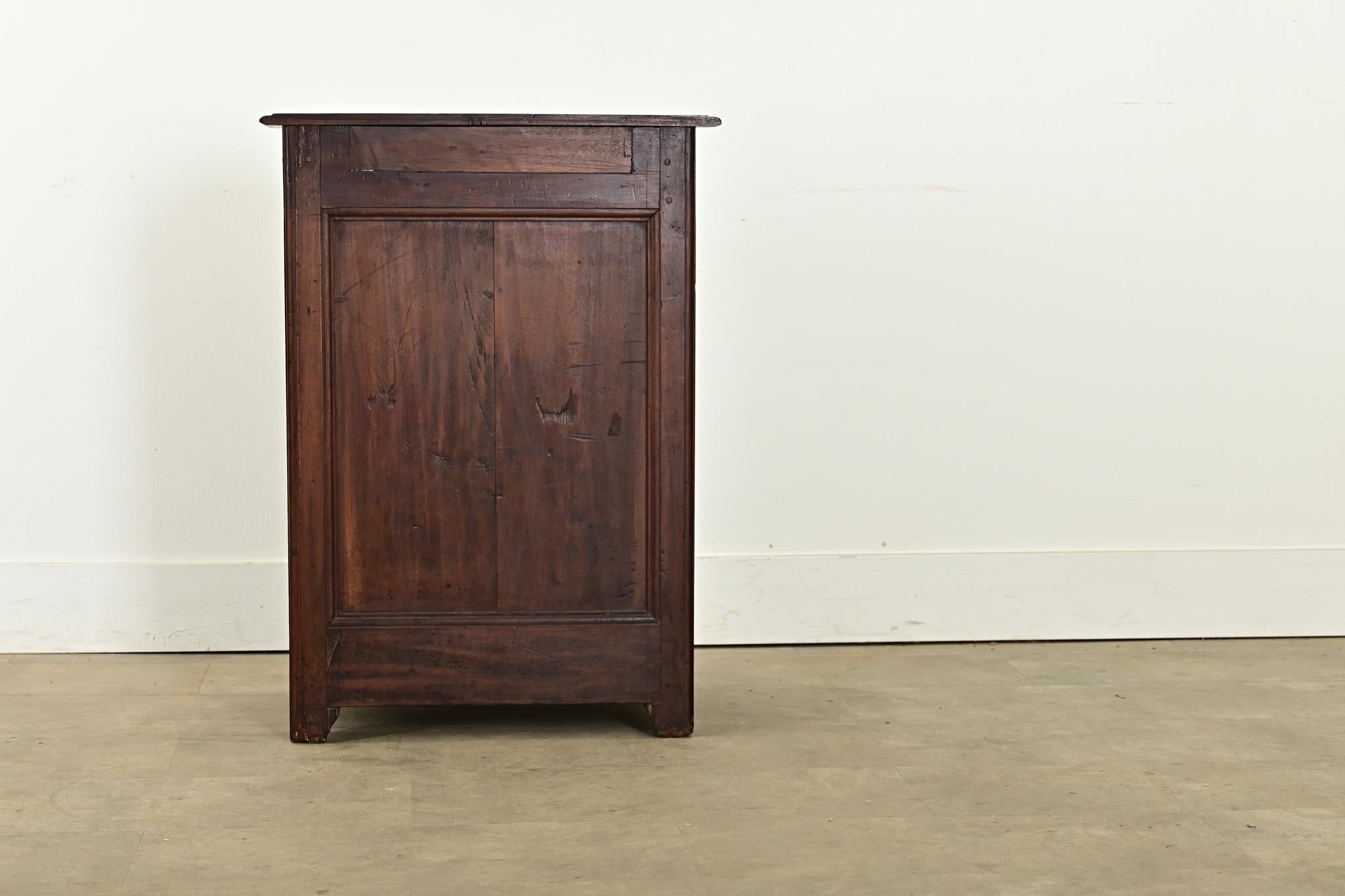 Commode francese in legno di noce dell'inizio del XIX secolo in vendita 4