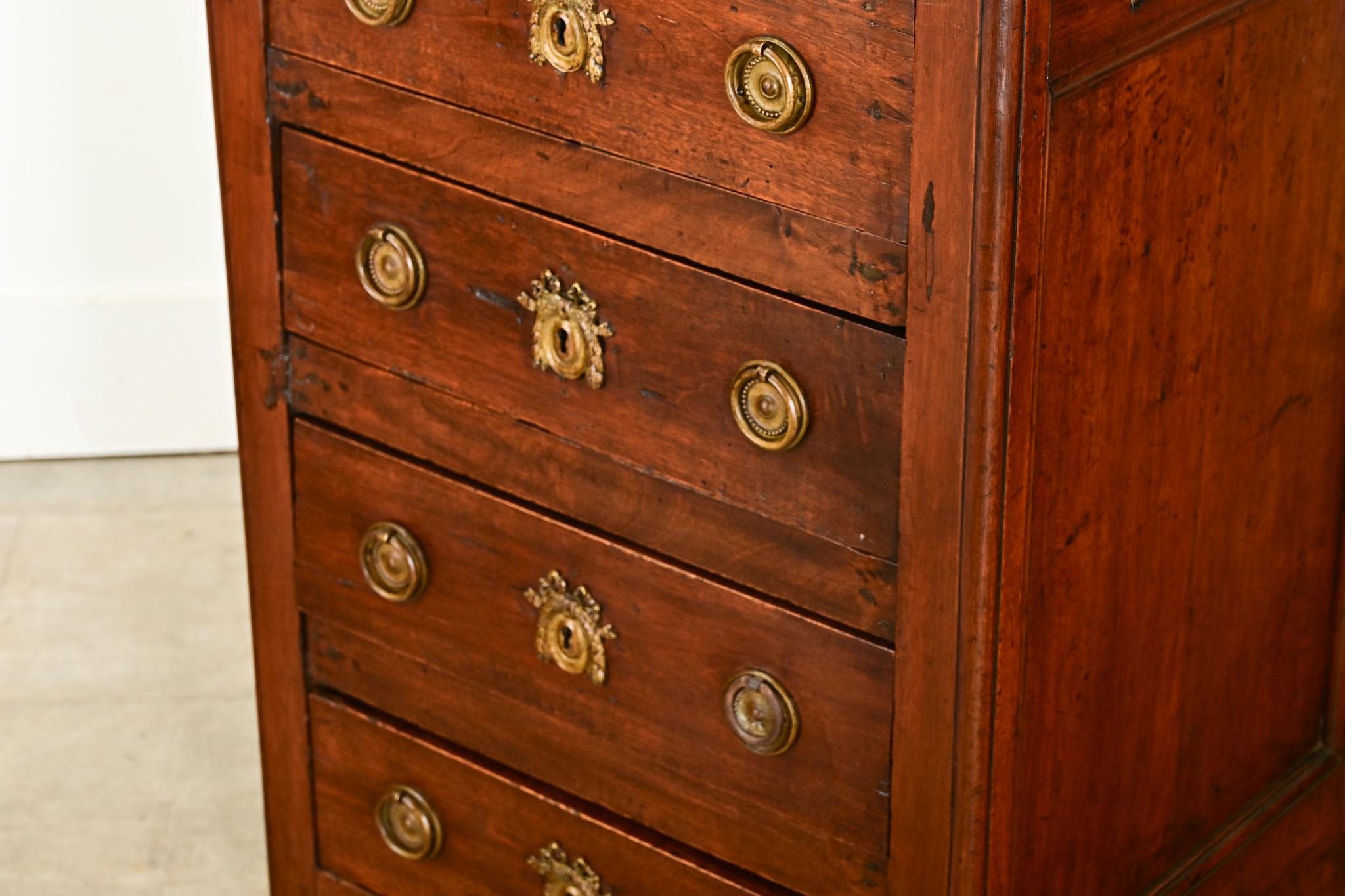 Commode francese in legno di noce dell'inizio del XIX secolo in vendita 5
