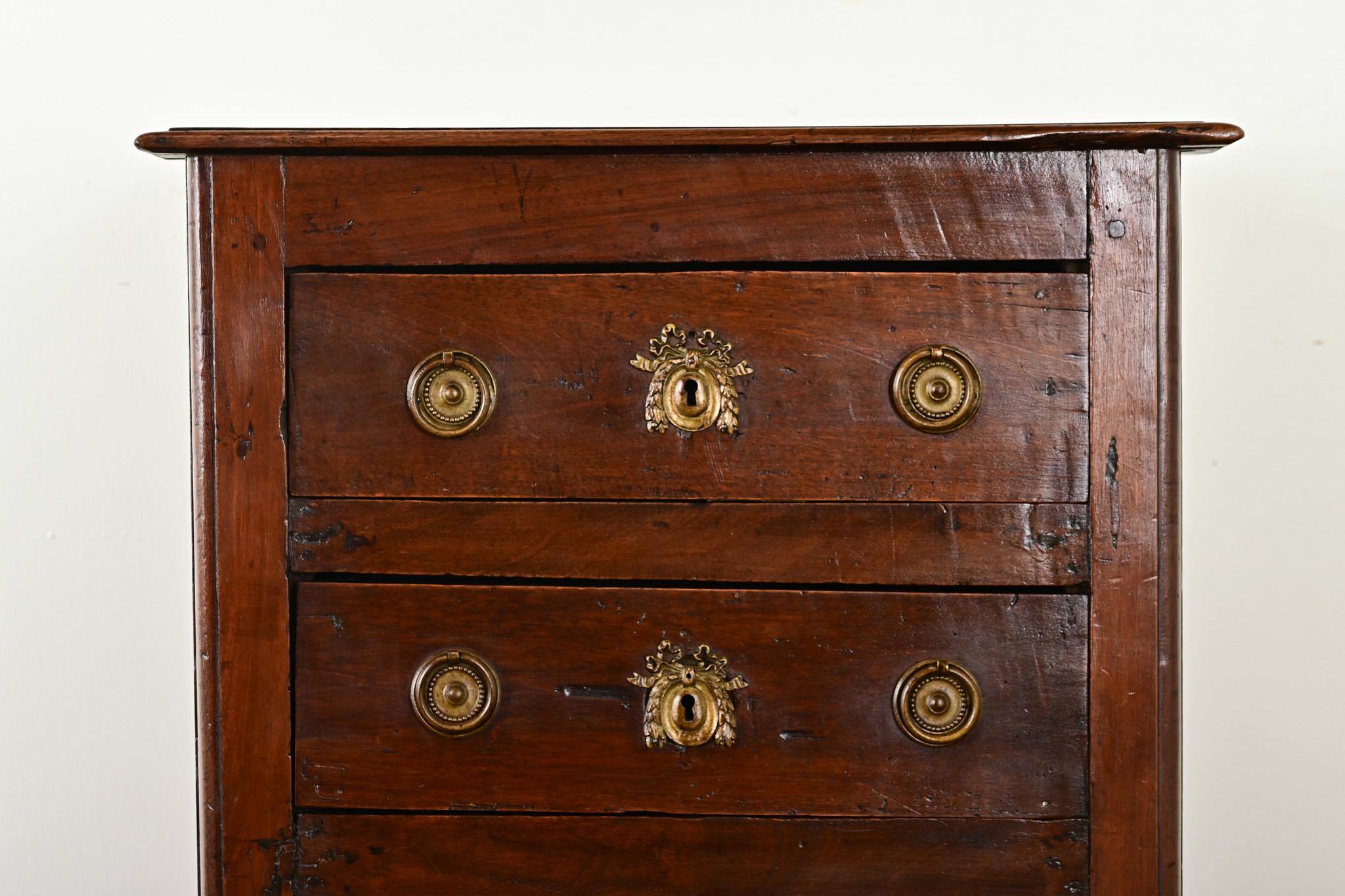 Altro Commode francese in legno di noce dell'inizio del XIX secolo in vendita