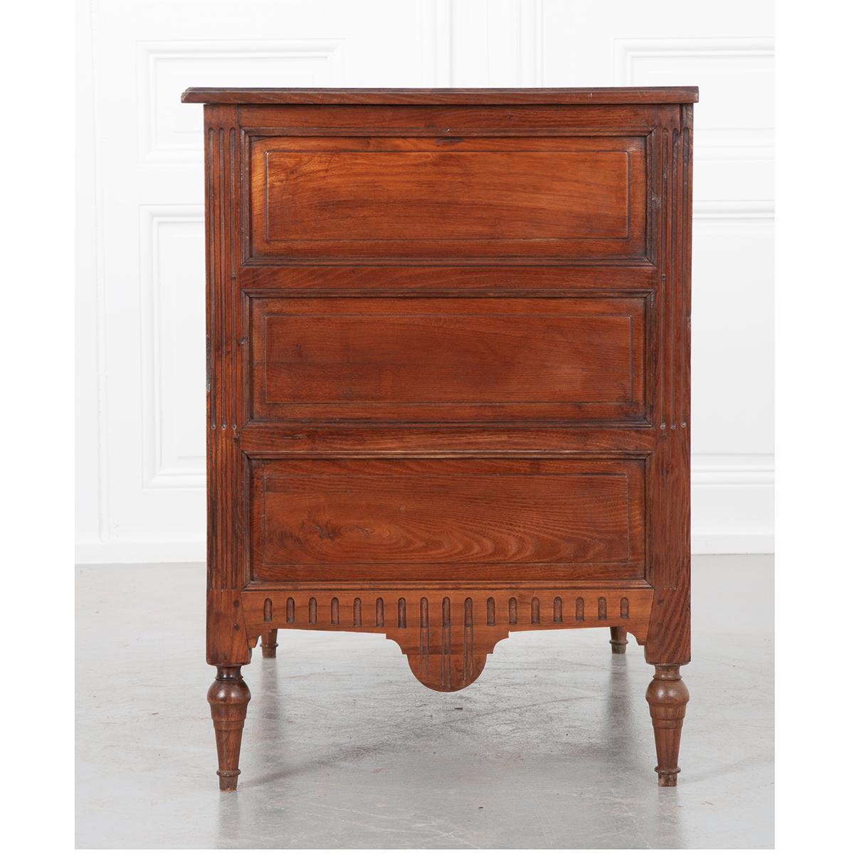 French Early 19th Century Walnut Commode In Good Condition In Baton Rouge, LA