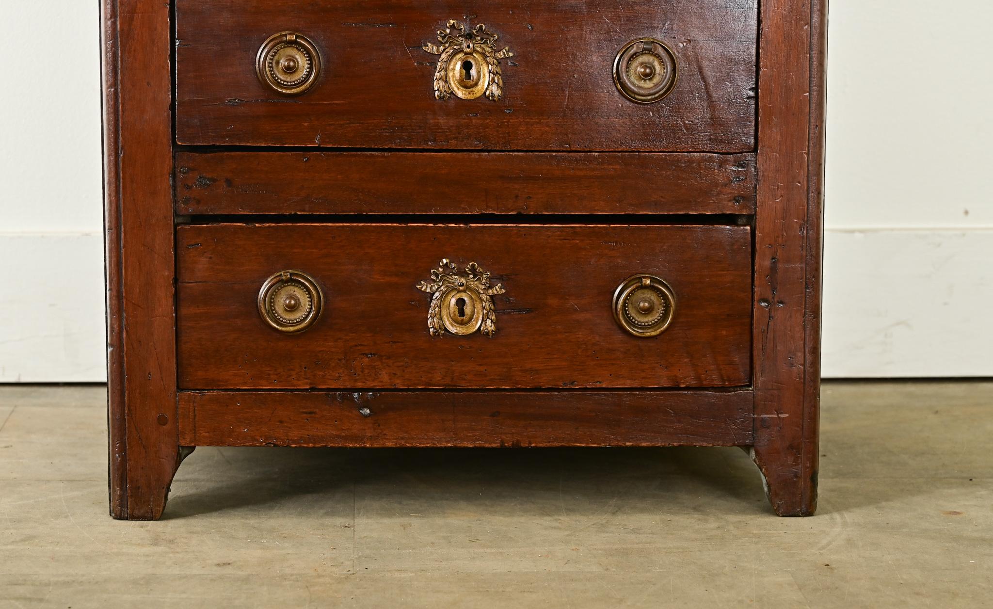 Francese Commode francese in legno di noce dell'inizio del XIX secolo in vendita