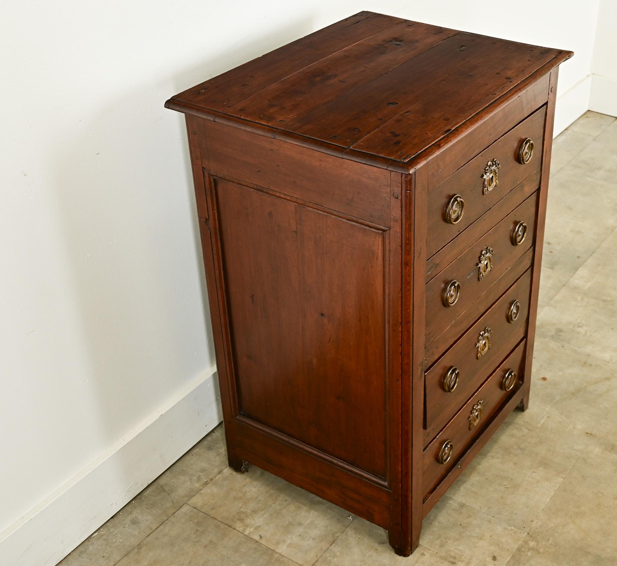 Commode francese in legno di noce dell'inizio del XIX secolo In condizioni buone in vendita a Baton Rouge, LA