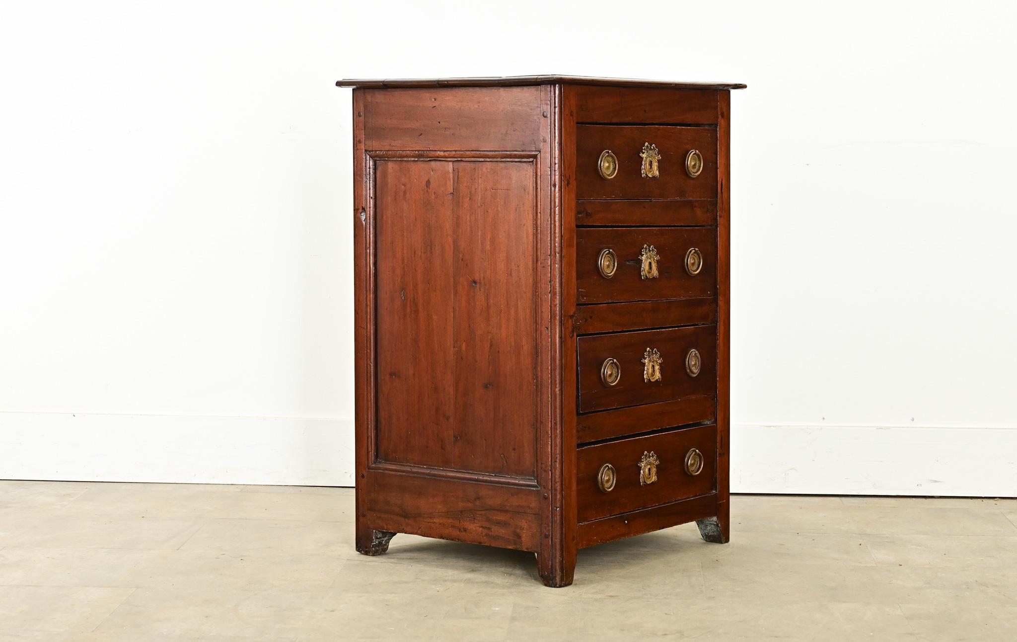 Ottone Commode francese in legno di noce dell'inizio del XIX secolo in vendita
