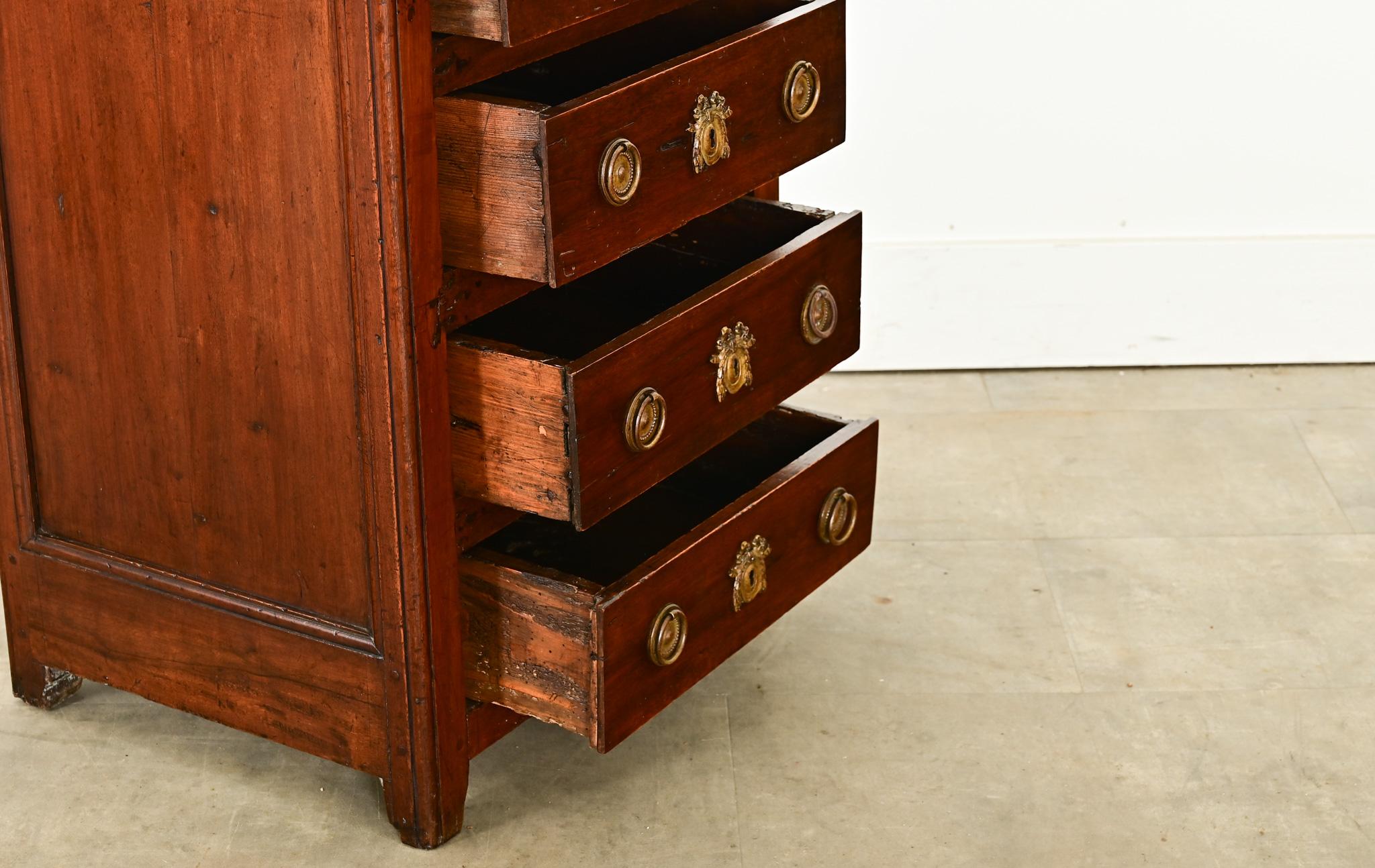 Commode francese in legno di noce dell'inizio del XIX secolo in vendita 1