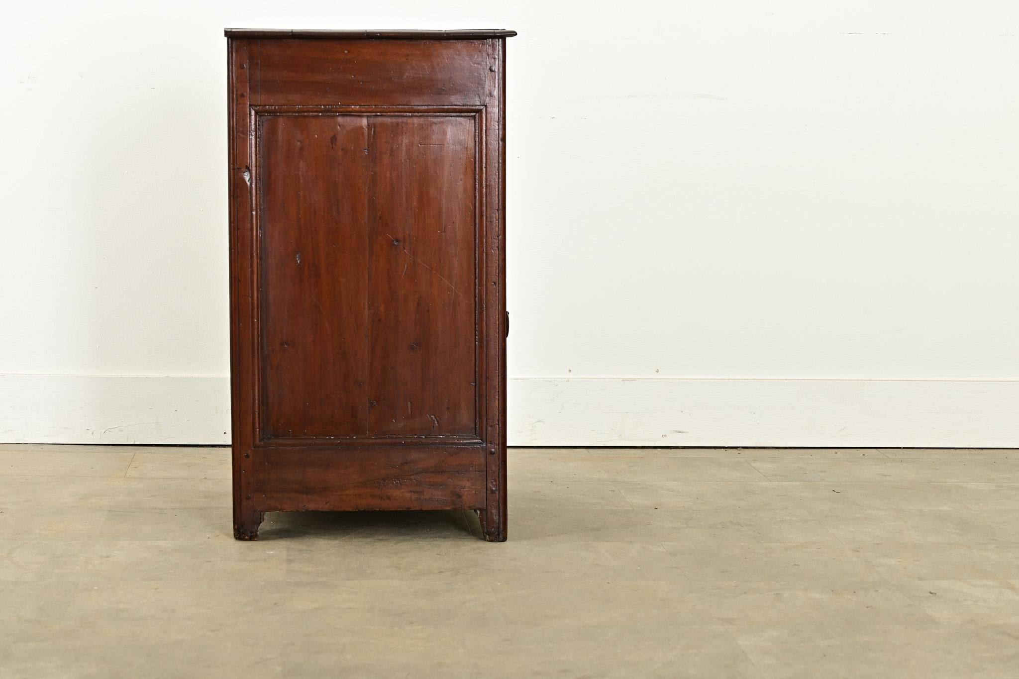 Commode francese in legno di noce dell'inizio del XIX secolo in vendita 2