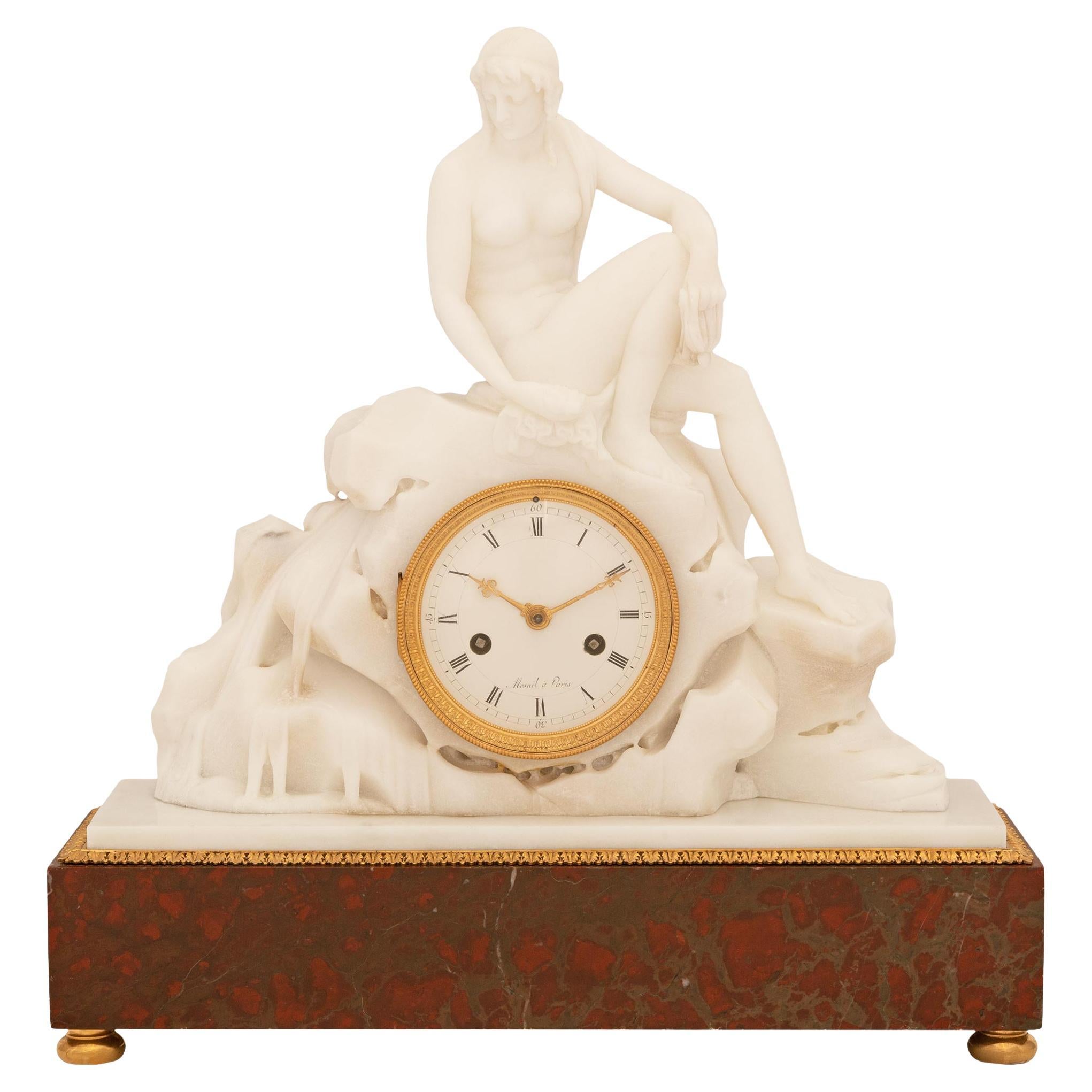 Orologio francese dell'inizio del XIX secolo in marmo bianco di Carrara, Griotte e Ormolu