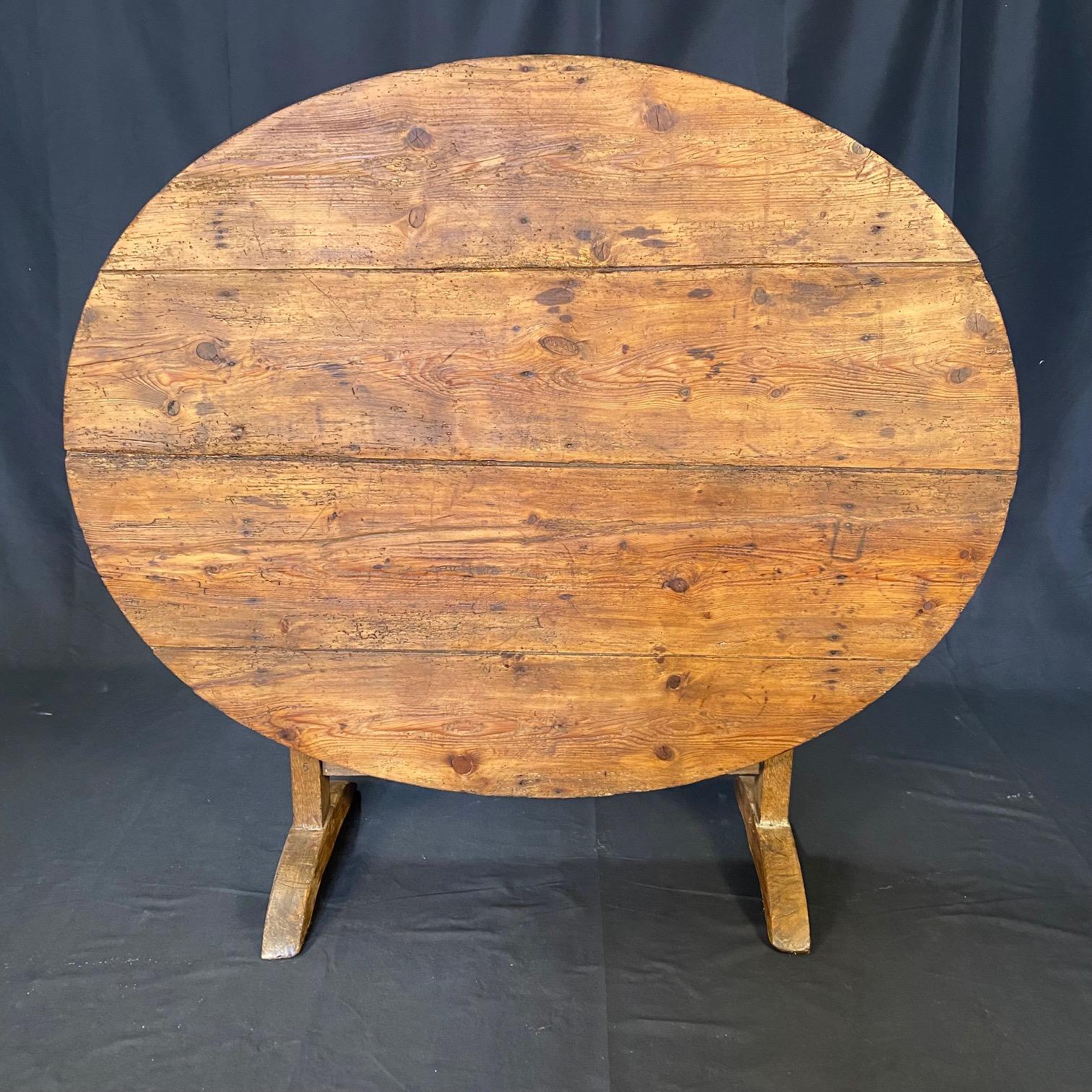 Table de salle à manger ovale en noyer du début du 19ème siècle Bon état - En vente à Hopewell, NJ