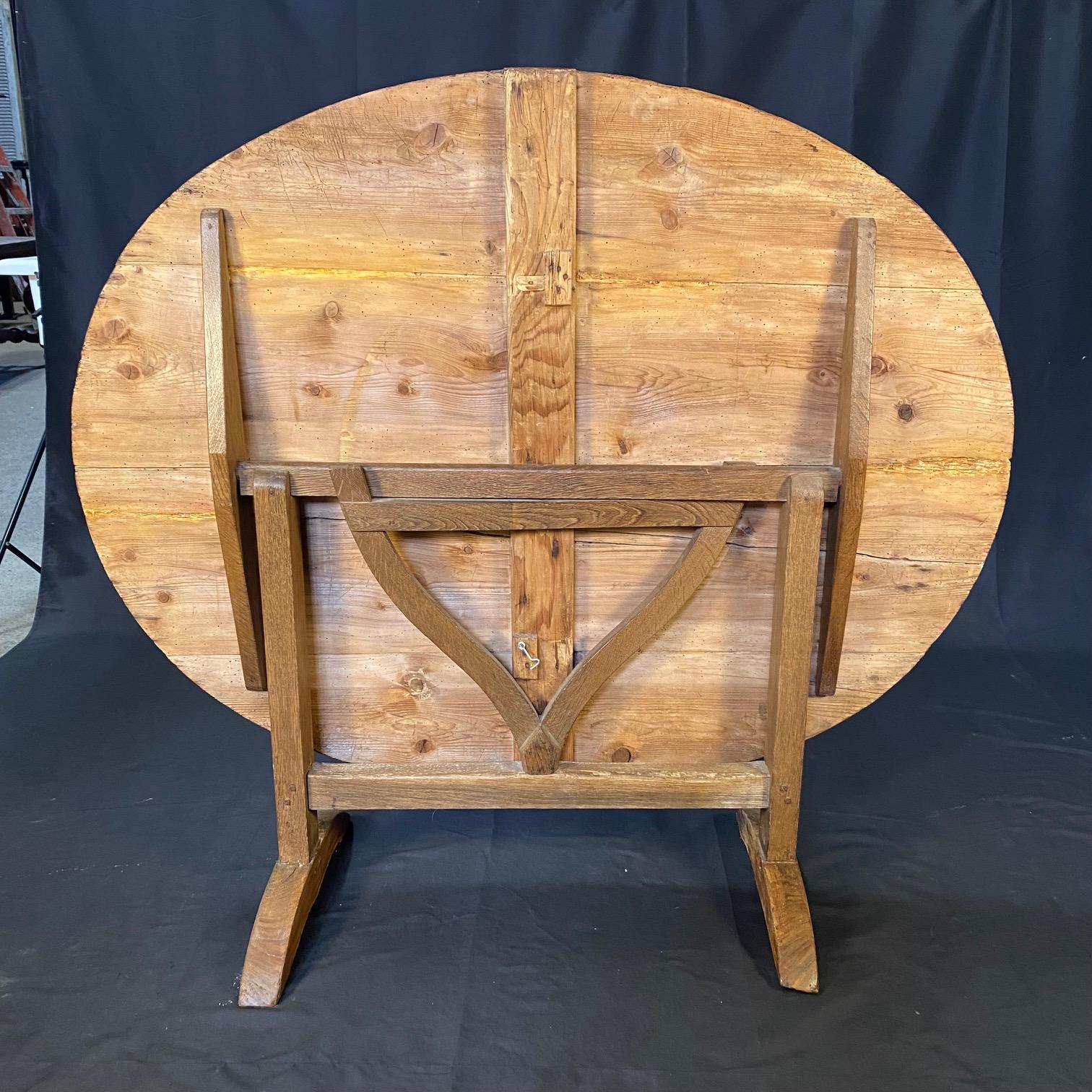 XIXe siècle Table de salle à manger ovale en noyer du début du 19ème siècle en vente